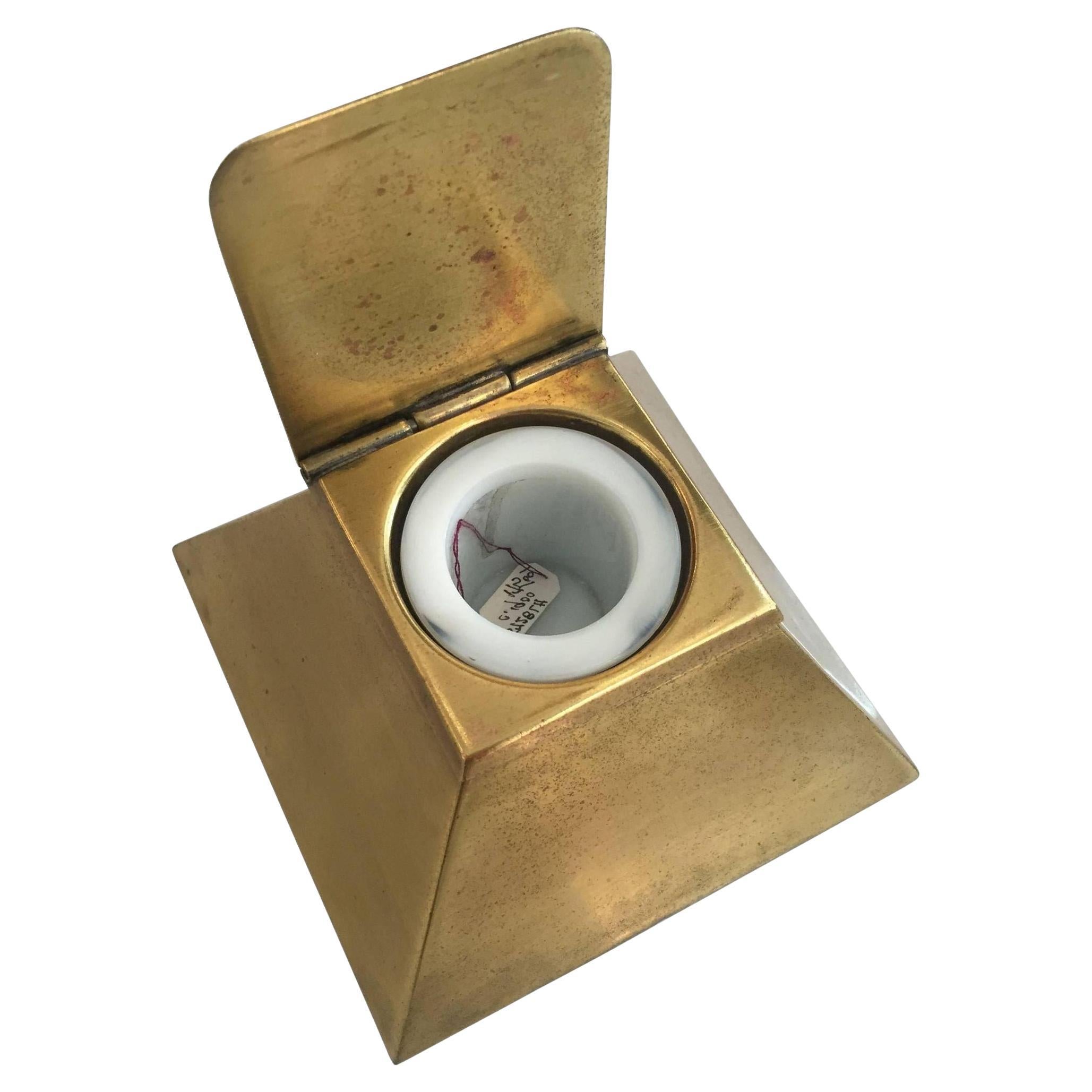 Calamaio a piramide in ottone Art Deco egiziano del 1920 con supporto in vetro lattiginoso in vendita