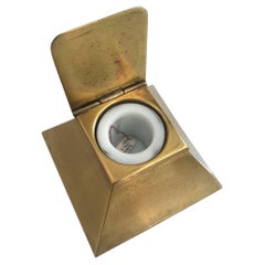 Calamaio a piramide in ottone Art Deco egiziano del 1920 con supporto in vetro lattiginoso