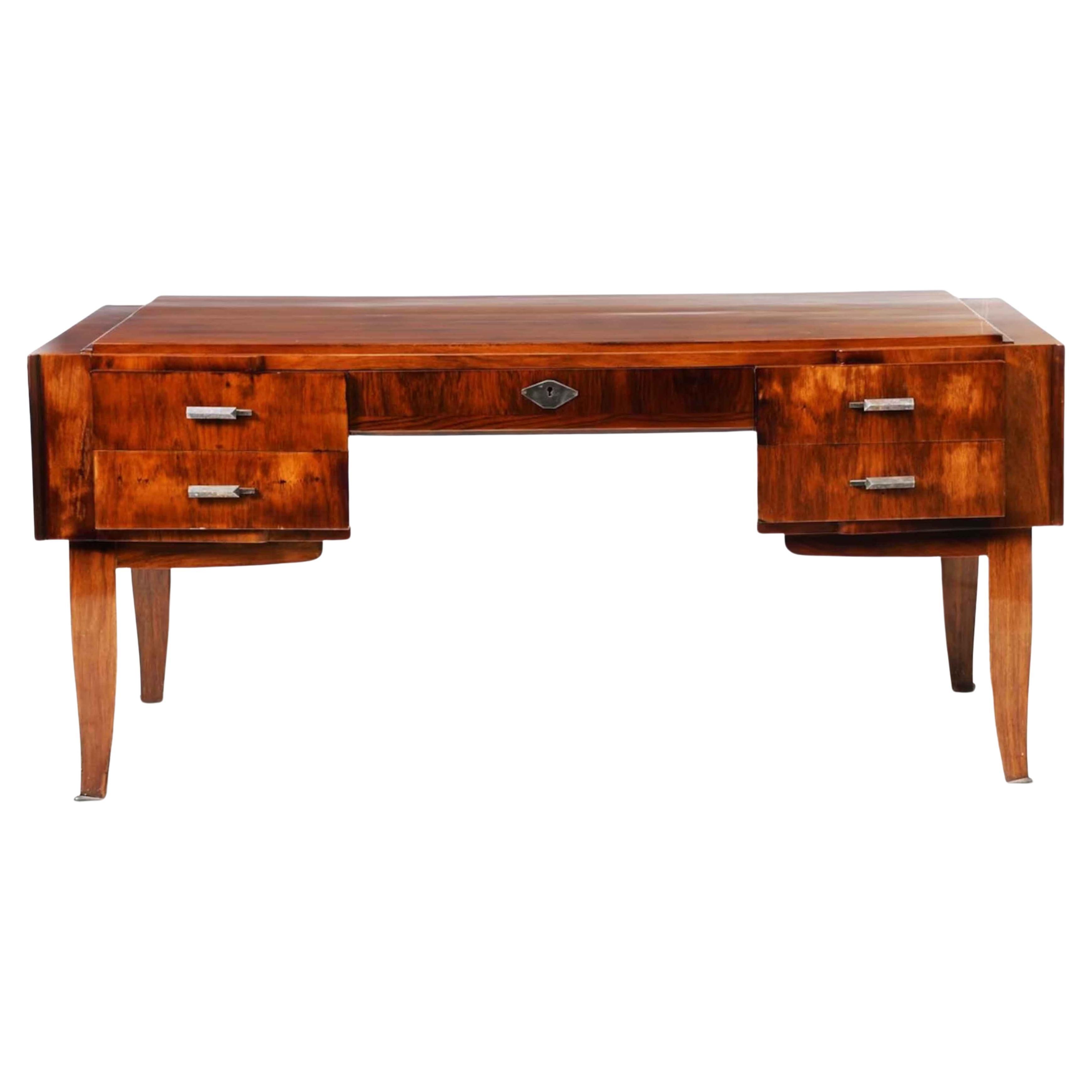 1920's Art Deco Rectangular Desk aus massivem Palisanderholz mit Originalbeschlägen.
Die zentrale Schublade befindet sich zwischen zwei Schubladensätzen mit verchromten Füßen und Griffen.

Dieser exquisite Schreibtisch im Stil der Stromlinienmoderne