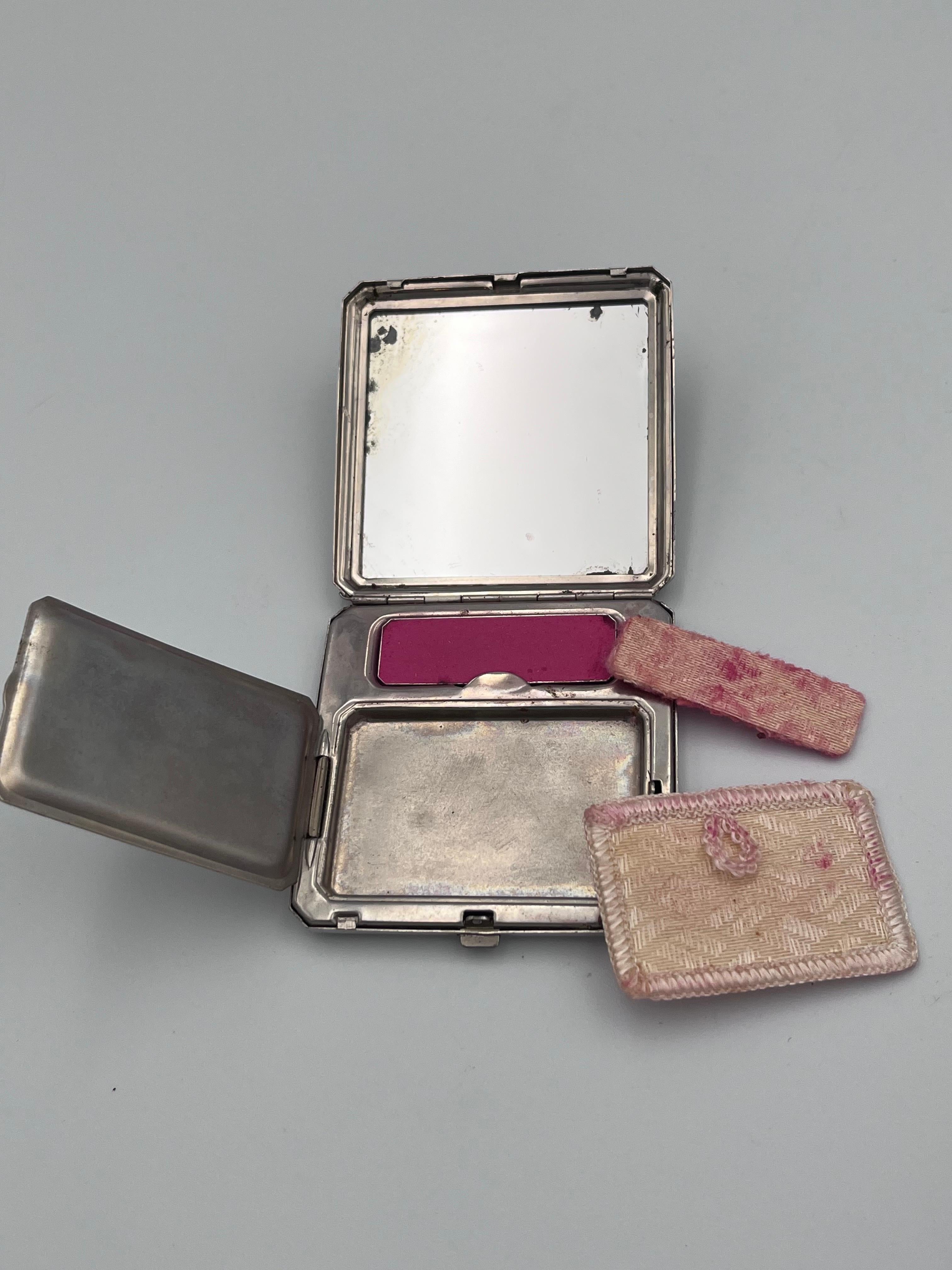 1920's Art Deco Enamel Ladies Make up Compact Mirror Rouge, Mirror, Puffs In Good Condition For Sale In Red Lion, PA