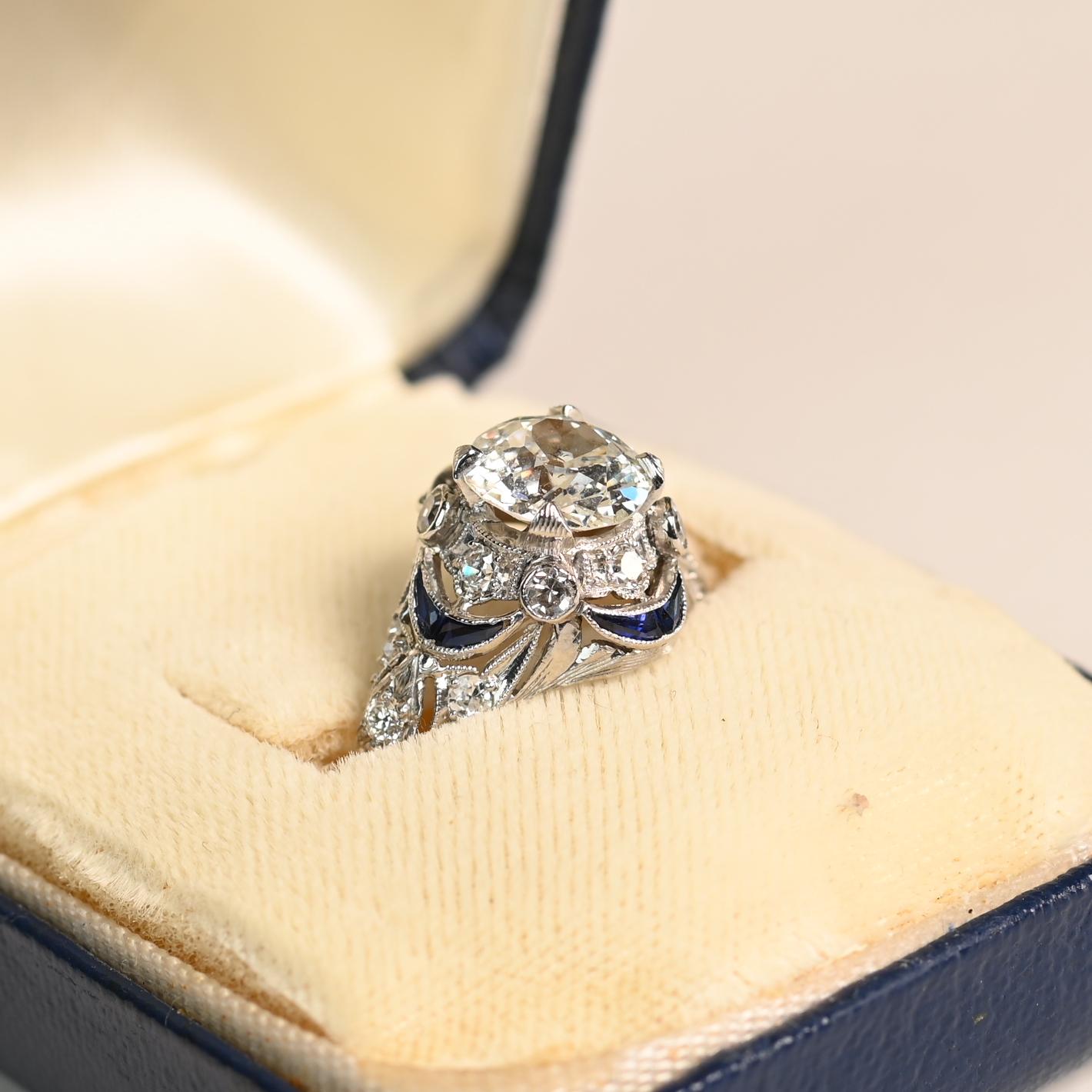Impresionante ejemplo de artesanía de principios del siglo XX, este anillo de compromiso antiguo exhibe un cautivador diamante de talla europea antigua de aproximadamente 1,40 quilates. Con un grado de color I y claridad SI2, la piedra central está