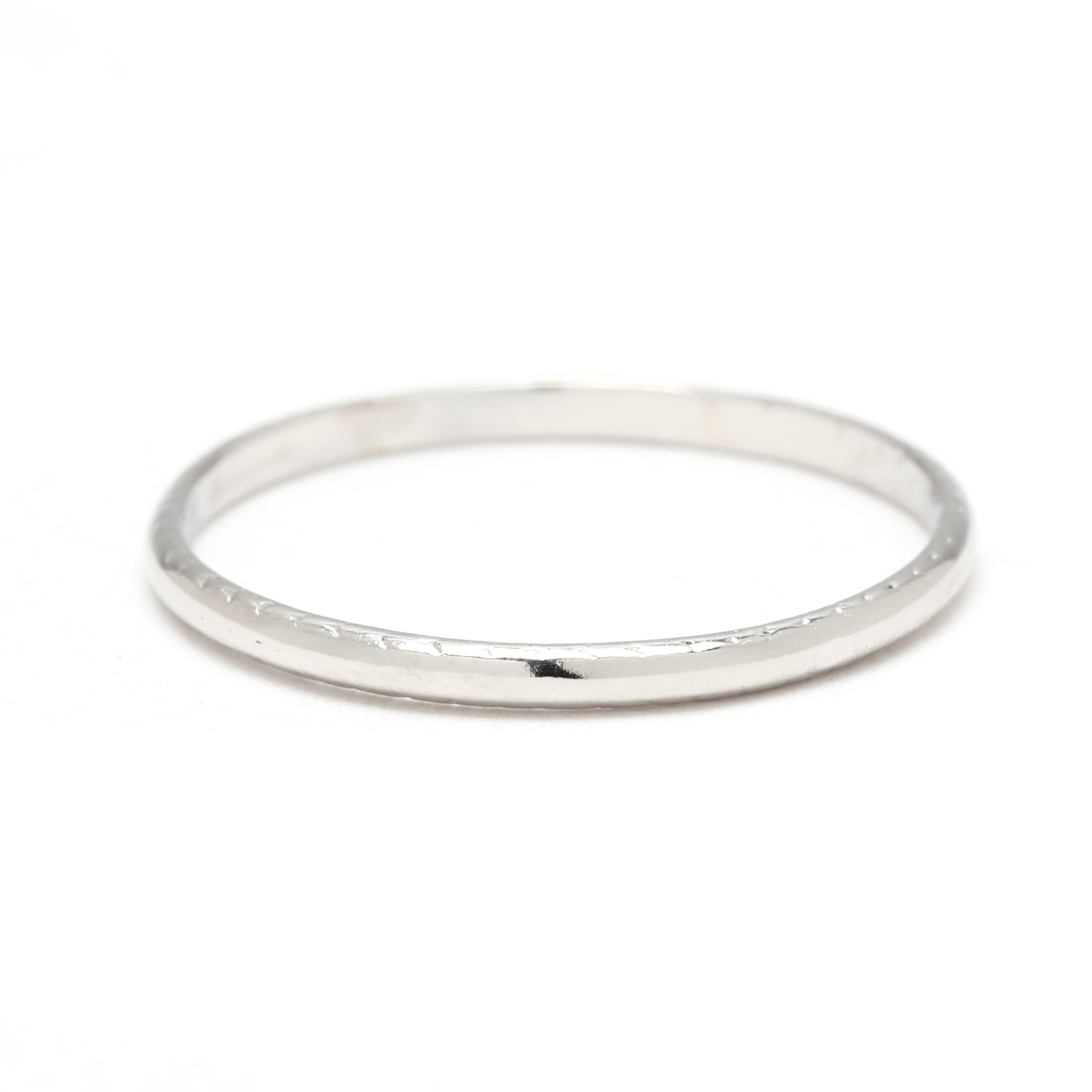 Anello misura 7

Altezza dal dito: .9 mm

Larghezza: 1.5 mm

Peso: 0,8 dwts/ 1,3 grammi

Timbri: 