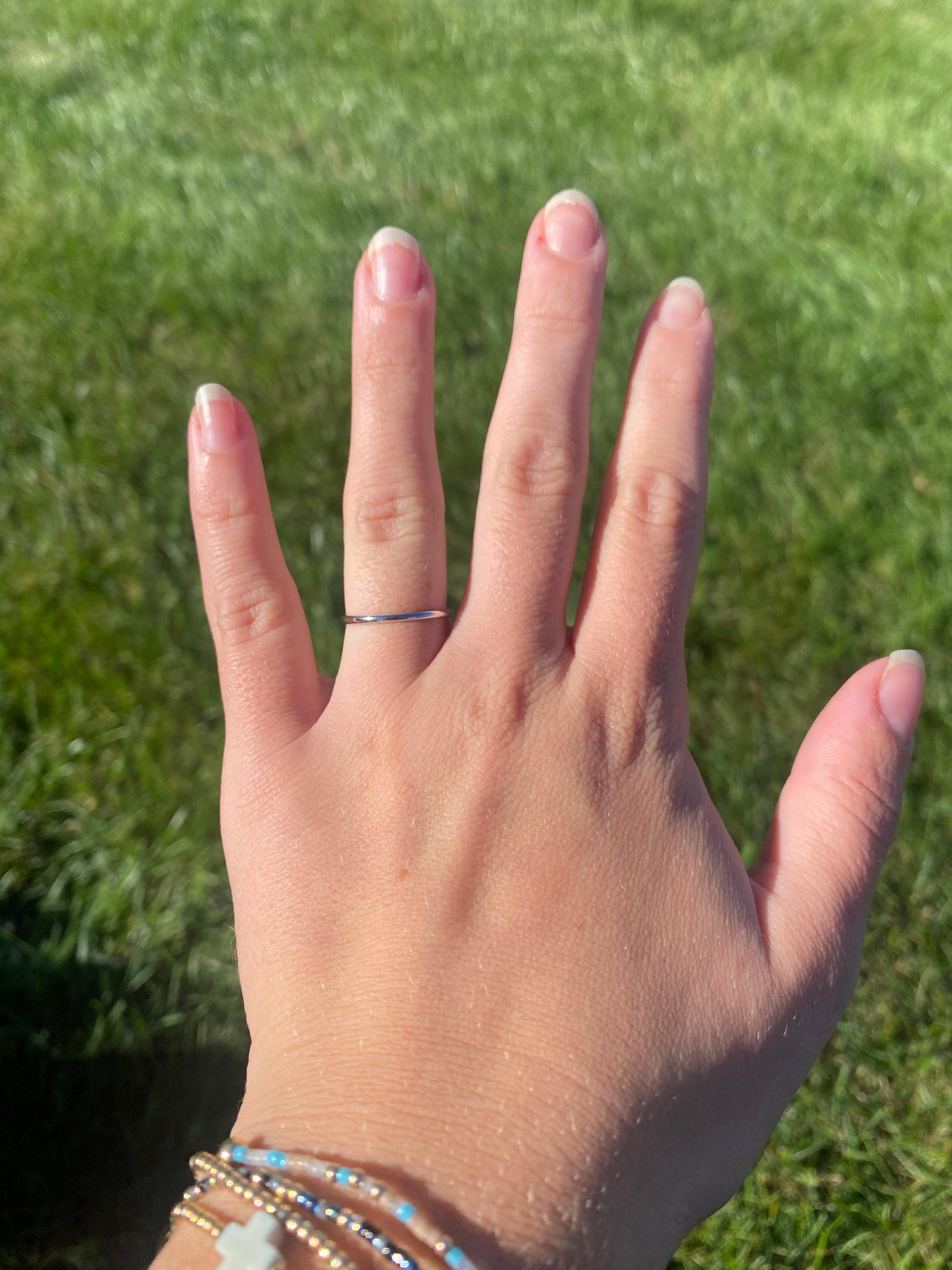 Anello a fascia con incisione Art Deco degli anni '20, platino, misura 7, impilabile in vendita 2