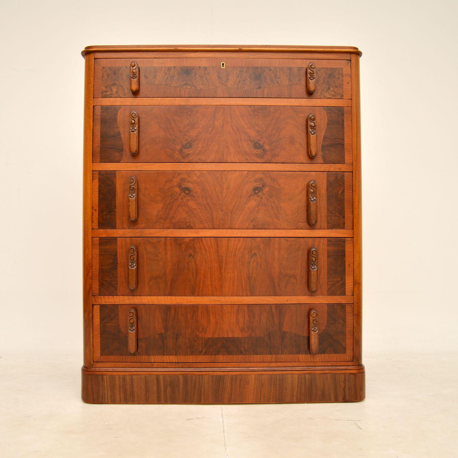 A smart and extremely well made Art Deco chest of drawers in walnut. This was made in England, it dates from around the 1930's.

It is of superb quality, the drawer fronts have gorgeous contrasting patterns of figured and burr walnut. The handles