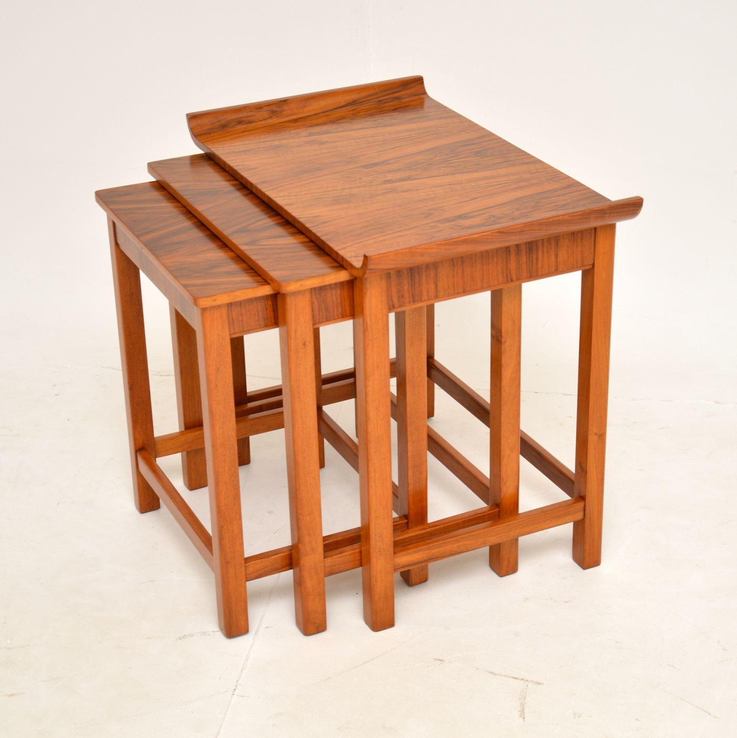 Britannique Tables gigognes Art Déco en noyer figuré des années 1920 en vente