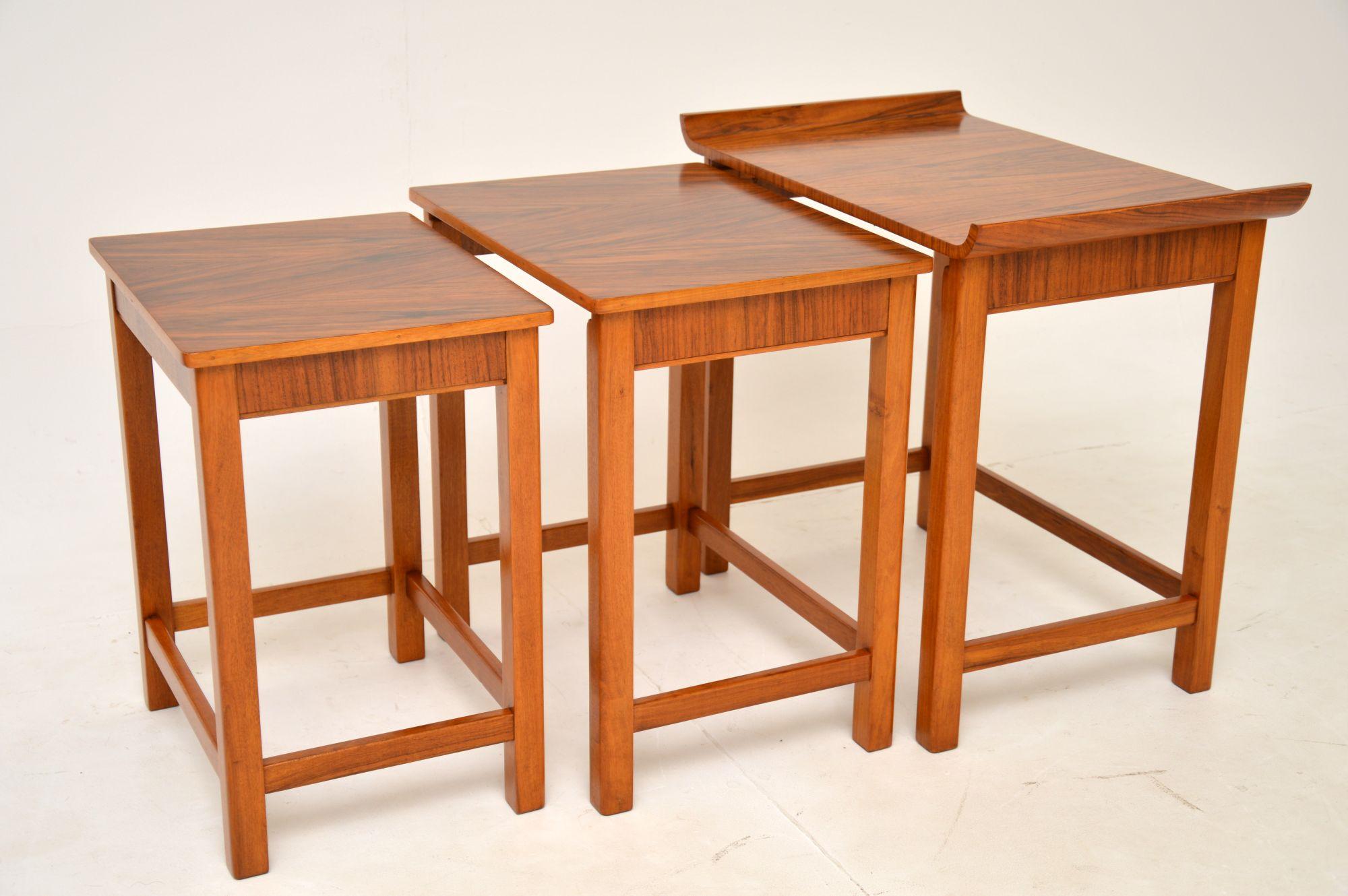 Début du 20ème siècle Tables gigognes Art Déco en noyer figuré des années 1920 en vente