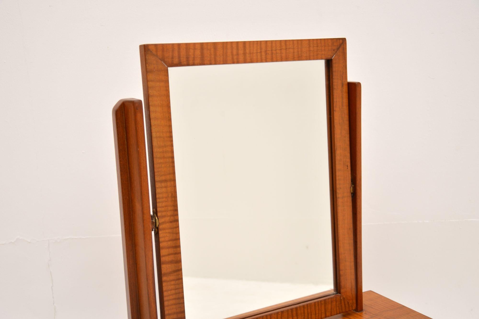 1920s Art Deco Figured Walnut Table Top Mirror In Good Condition For Sale In London, GB