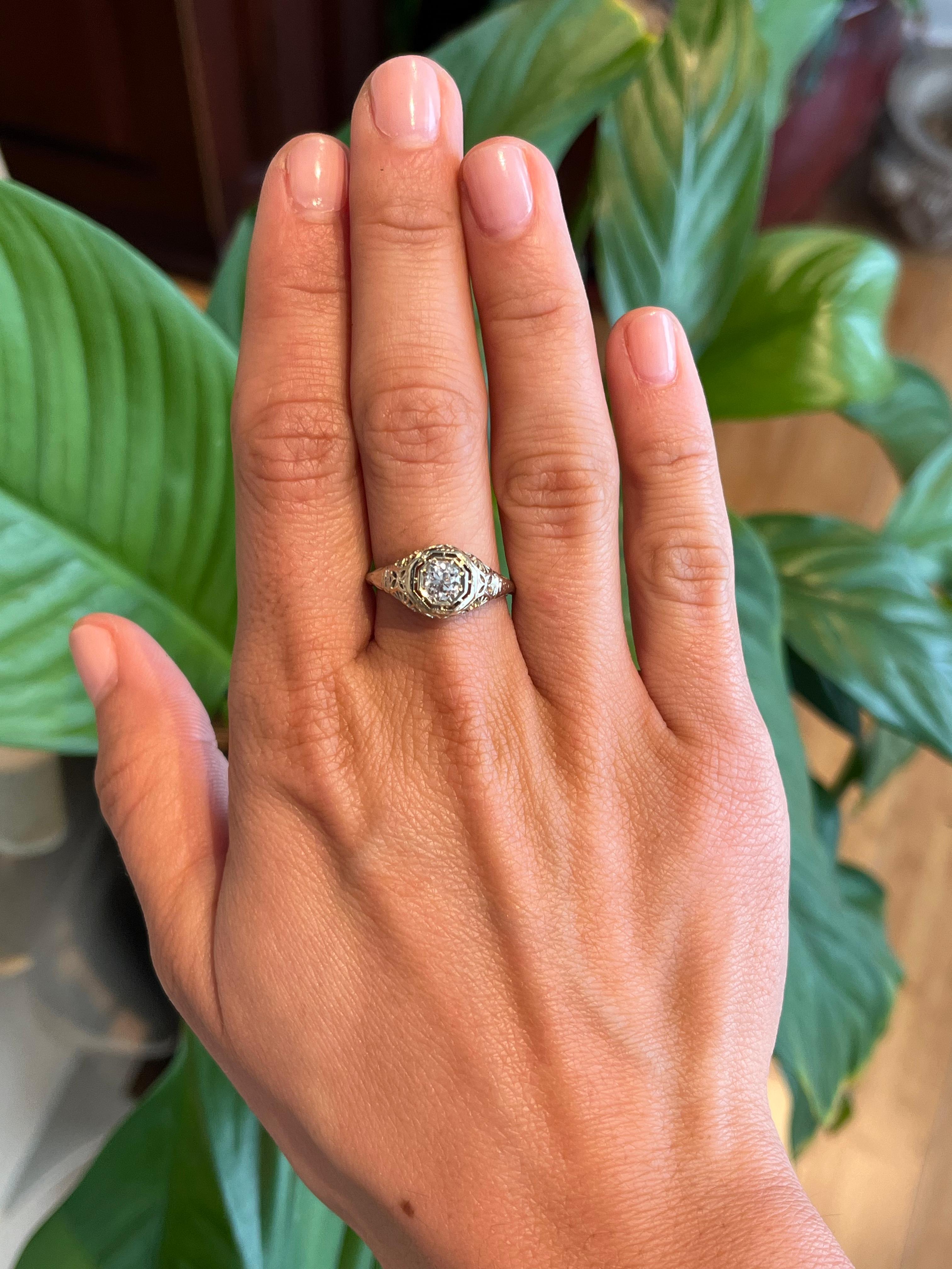 1920s Art Deco Filigree Engagement Ring with 0.55ct Old Mine Cut Diamond in 14K In Good Condition For Sale In Santa Monica, CA