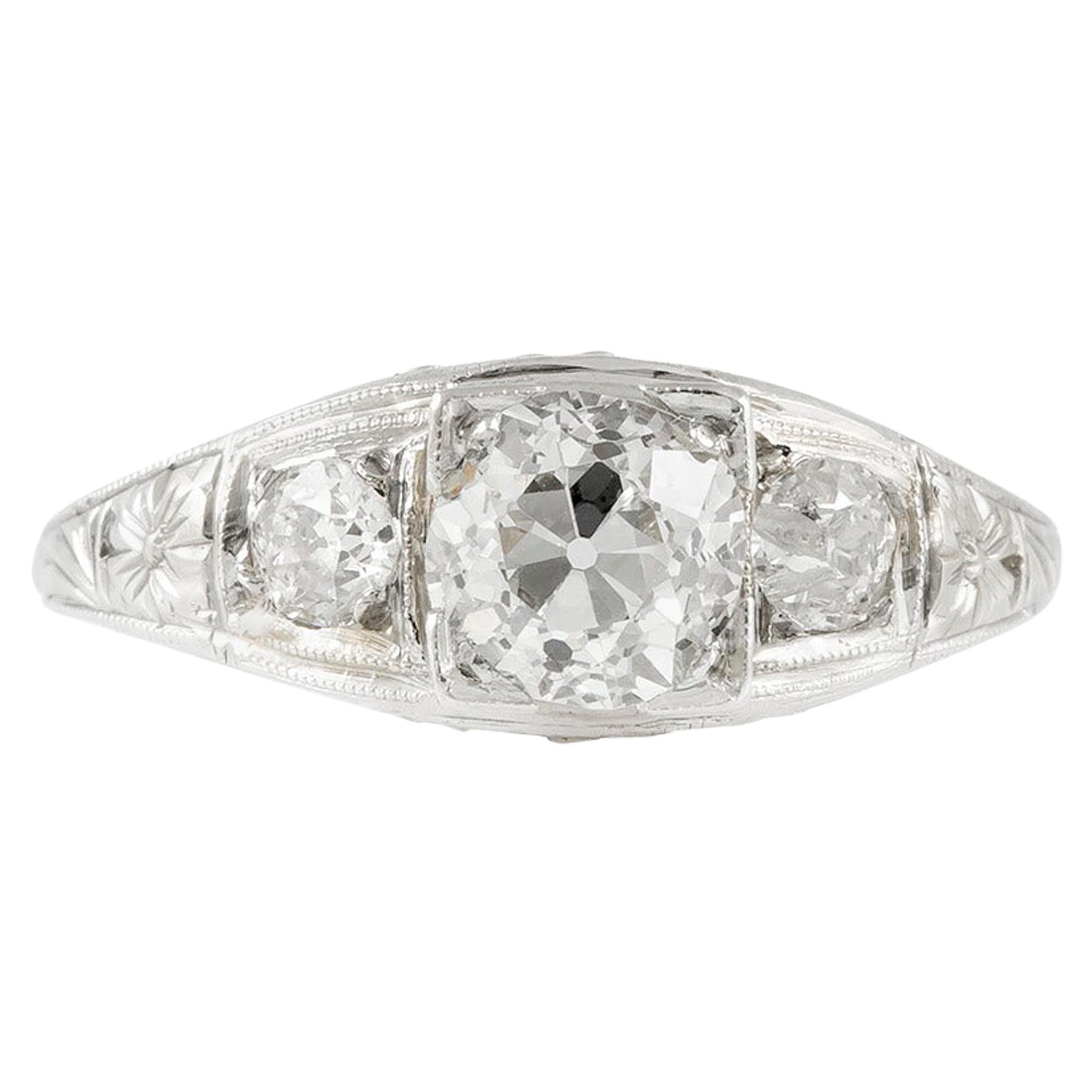 Bague de fiançailles Art déco des années 1920 en platine filigrane avec diamant central de 0,87 carat