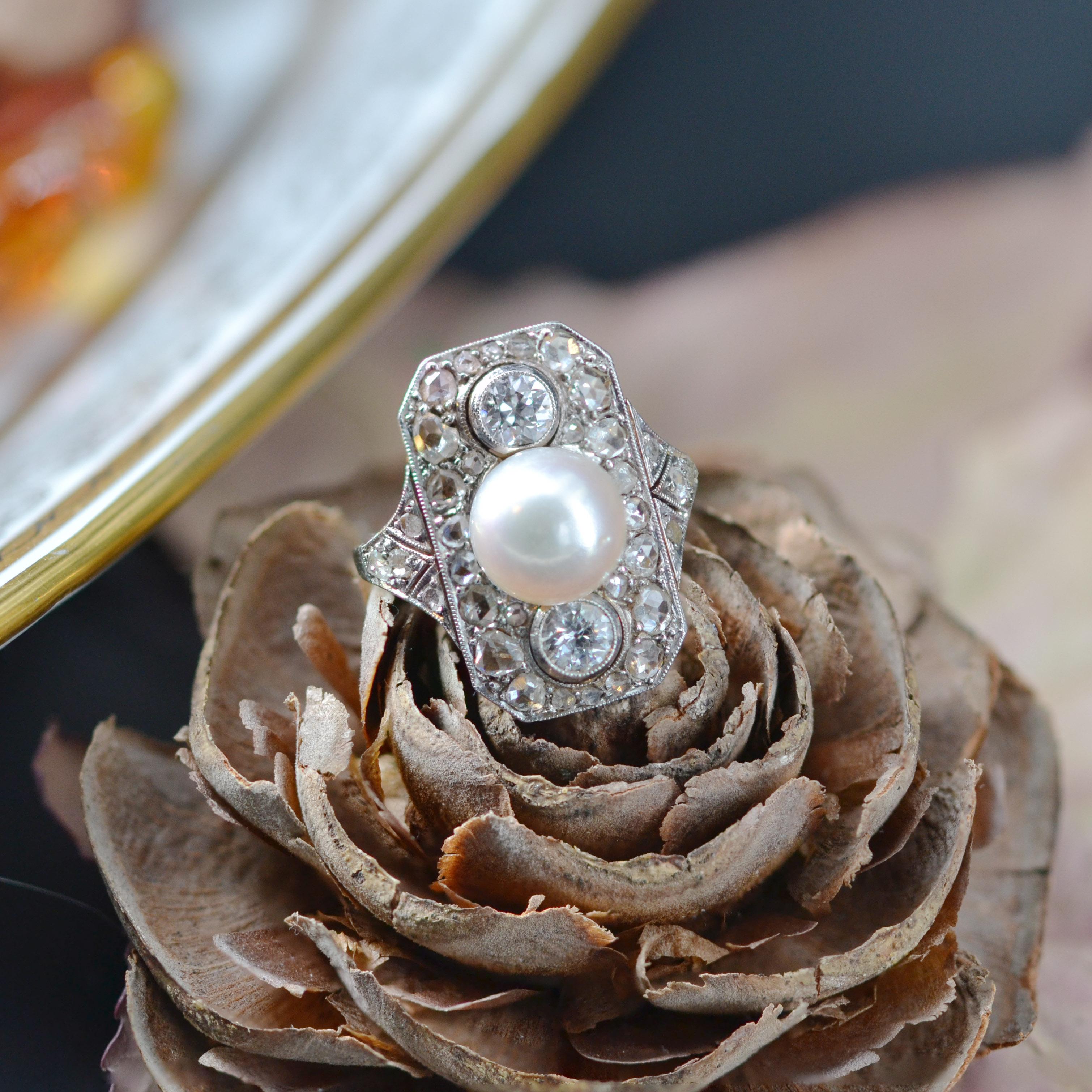 1920s Art Deco Fine Pearl Diamonds 18 Karat Yellow Gold Platinum Ring For Sale 3