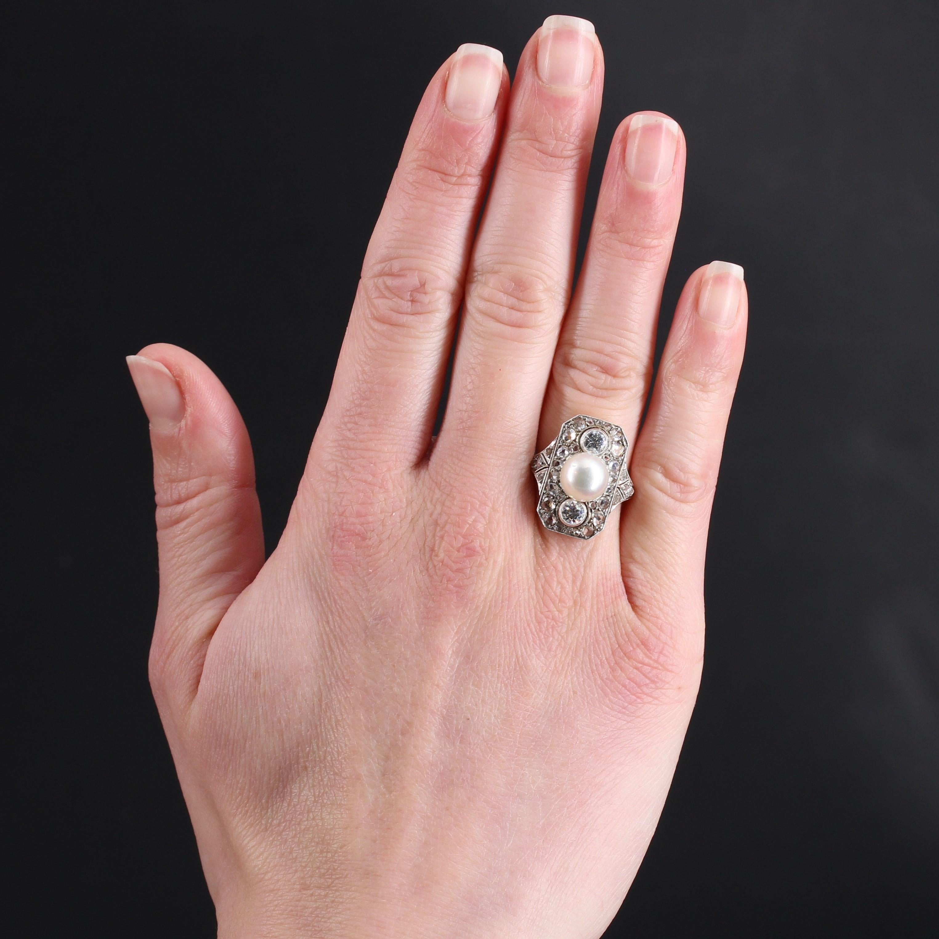 Ring aus 18 Karat Gelbgold und Platin, eigene und groteske Punzierungen.
Sublime Art Deco Ring, präsentiert es eine rechteckige Fassung mit geschliffenen Seiten mit Rose- geschliffenen Diamanten in verschiedenen Größen, von 2 antiken Brillanten