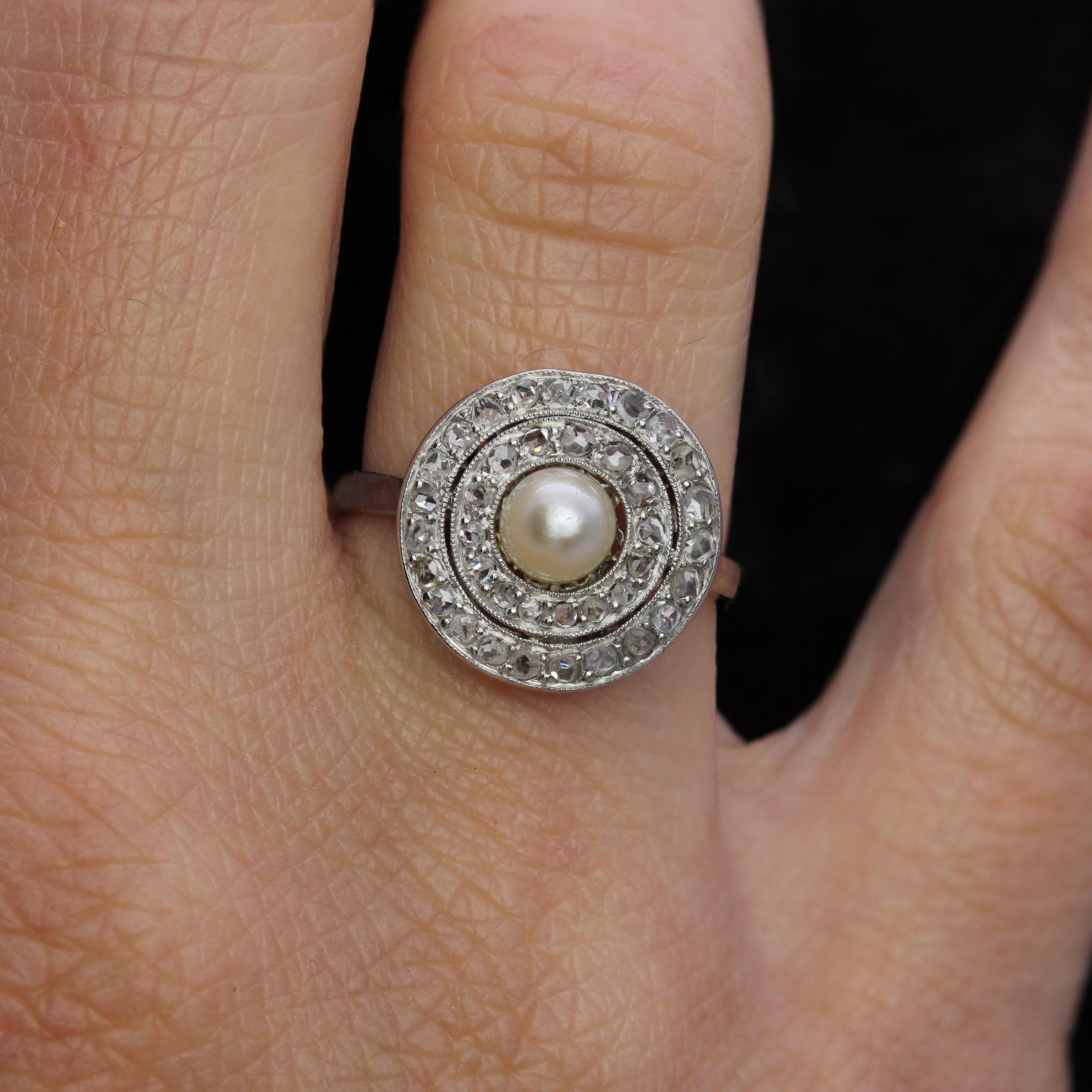 Donna Anello tondo in platino con perle e diamanti Art Deco degli anni '20 in vendita