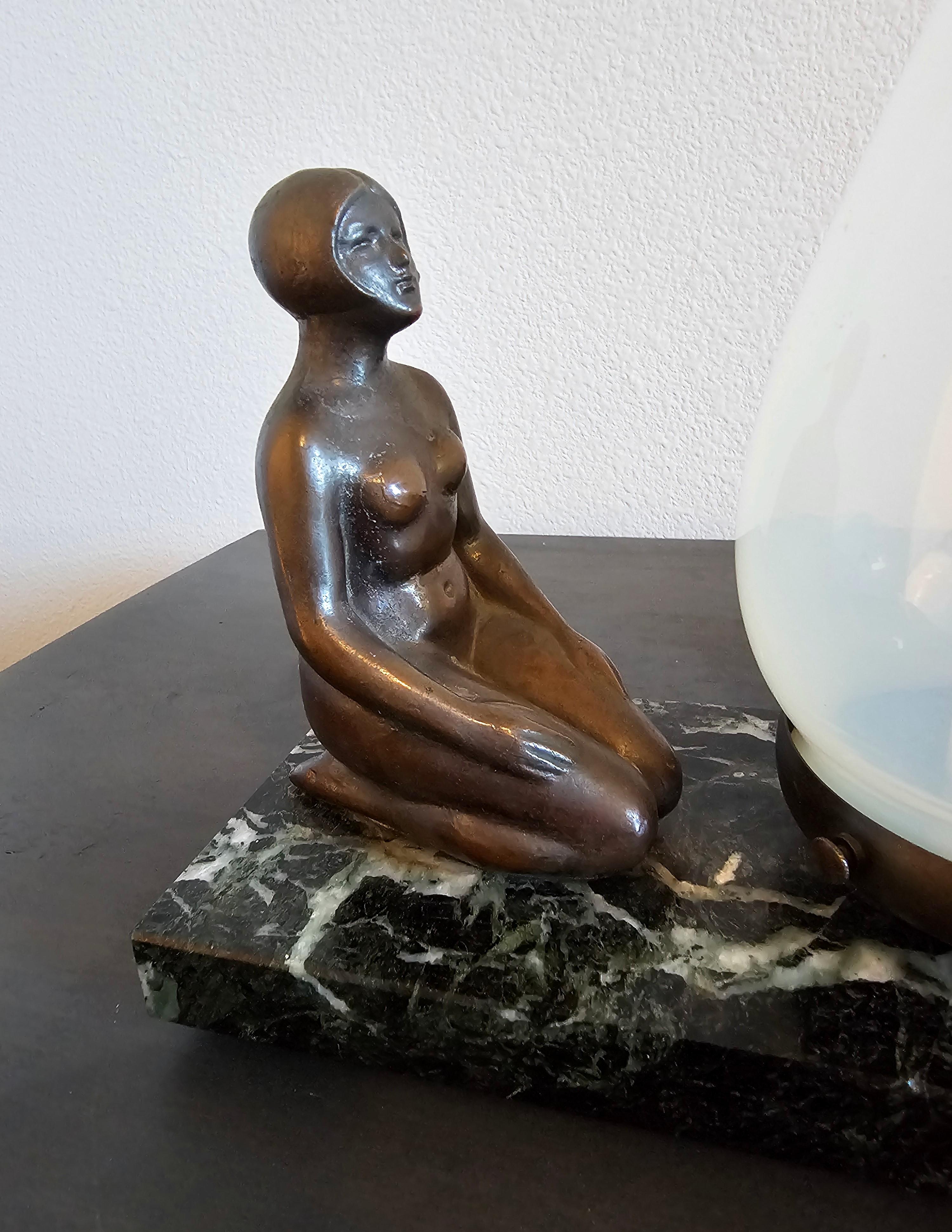1920er Jahre Art Deco Frankart / Nuart Stil Skulpturale Nude Tischlampe  im Zustand „Gut“ im Angebot in Forney, TX