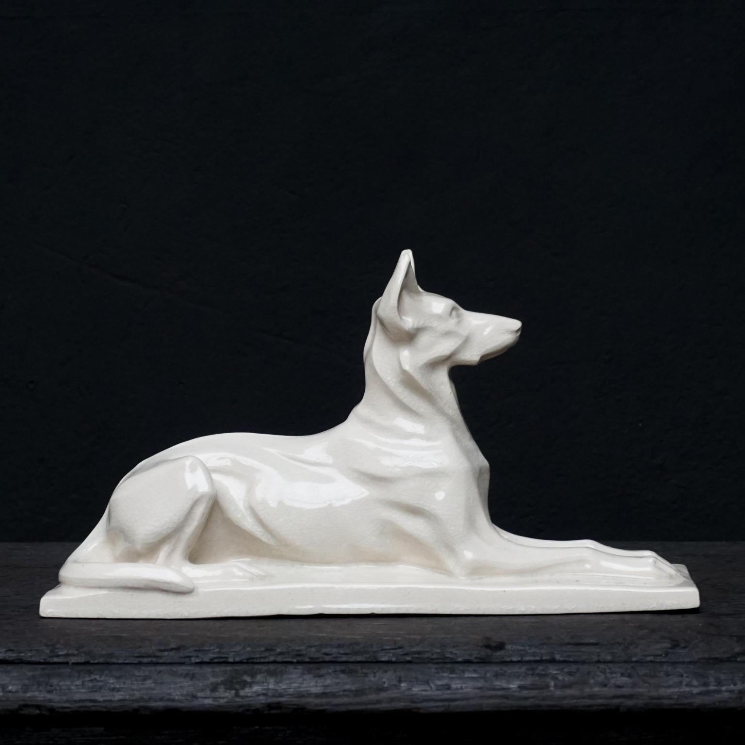 Très jolie sculpture Art Déco de chien berger allemand en céramique à glaçure blanche craquelée.
Charles Louis Eugène Virion (1865-1946) était un célèbre sculpteur animalier et céramiste français.

 Après la Première Guerre mondiale, il réalise