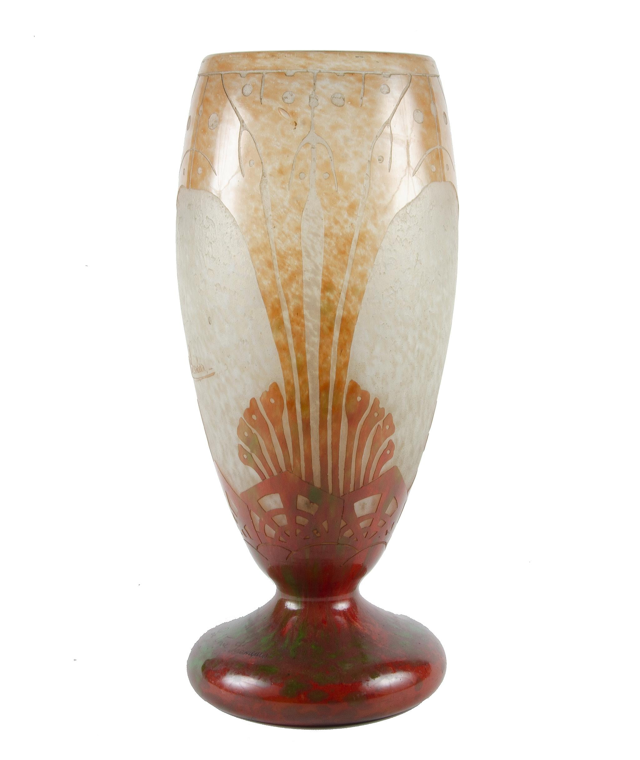 Vase Art Déco Le Verre Français des années 1920 en verre dépoli à décor d'algues conçu par Charder

Par : Chander, Le Verre Français, Schneider
MATERIAL : verre, verre d'art
Technique : coulée, pressée, artisanale, émaillée, givrée
Dimensions : 6.75