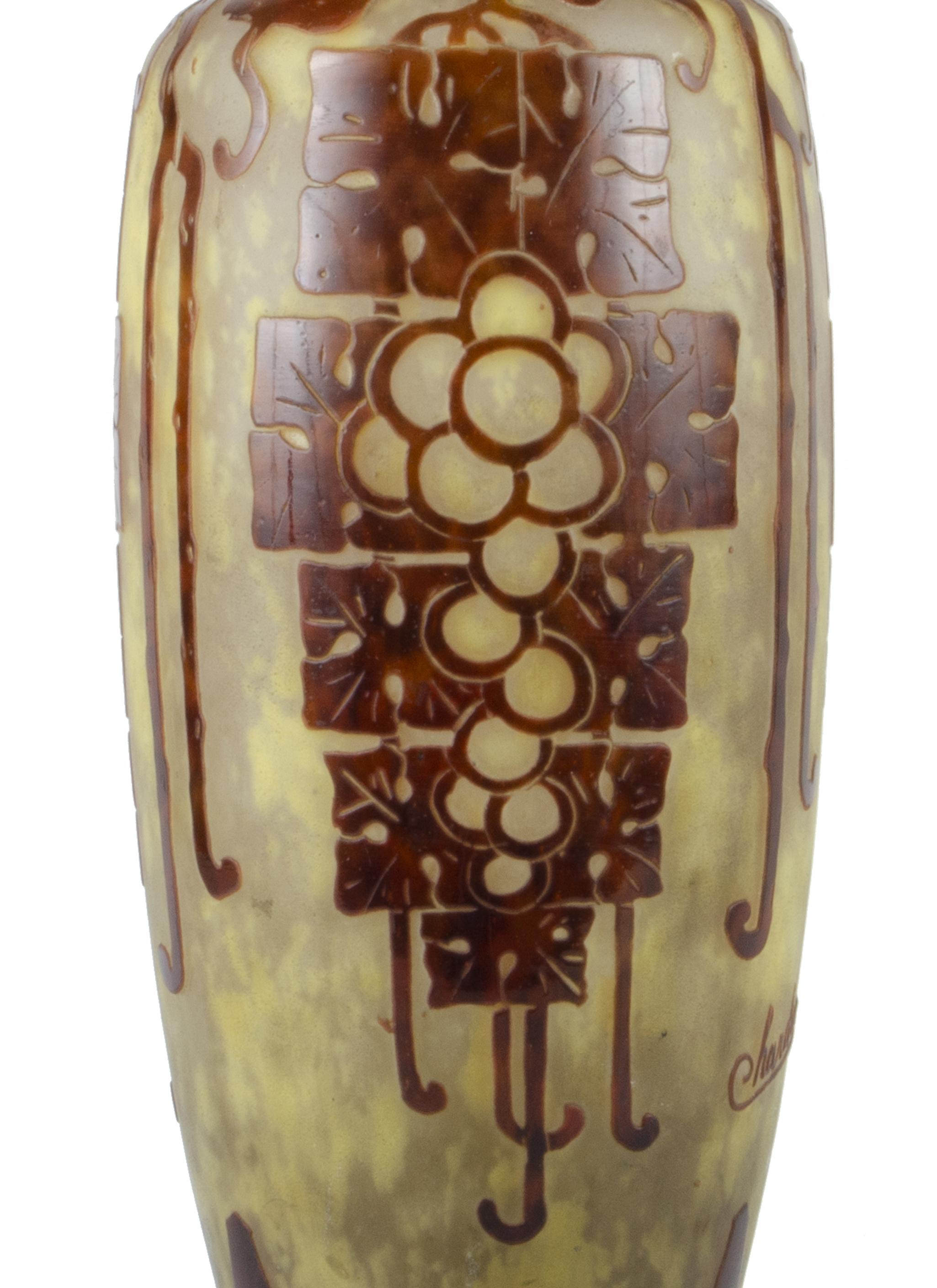 1920s Art Déco French Hand-Painted Frosted Vase by Charder for Le Verre Français en Bueno estado para la venta en North Miami, FL