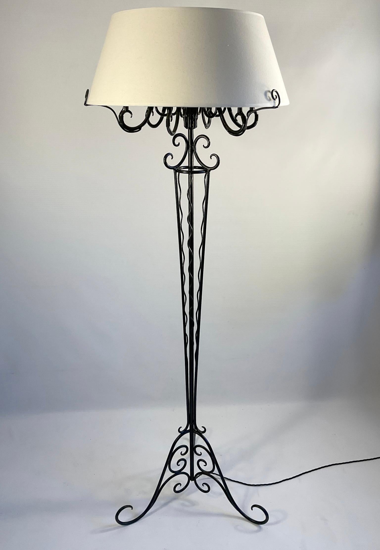 1920er Art Deco Stehlampe aus französischem Schmiedeeisen im Stil von René Prou im Angebot 3