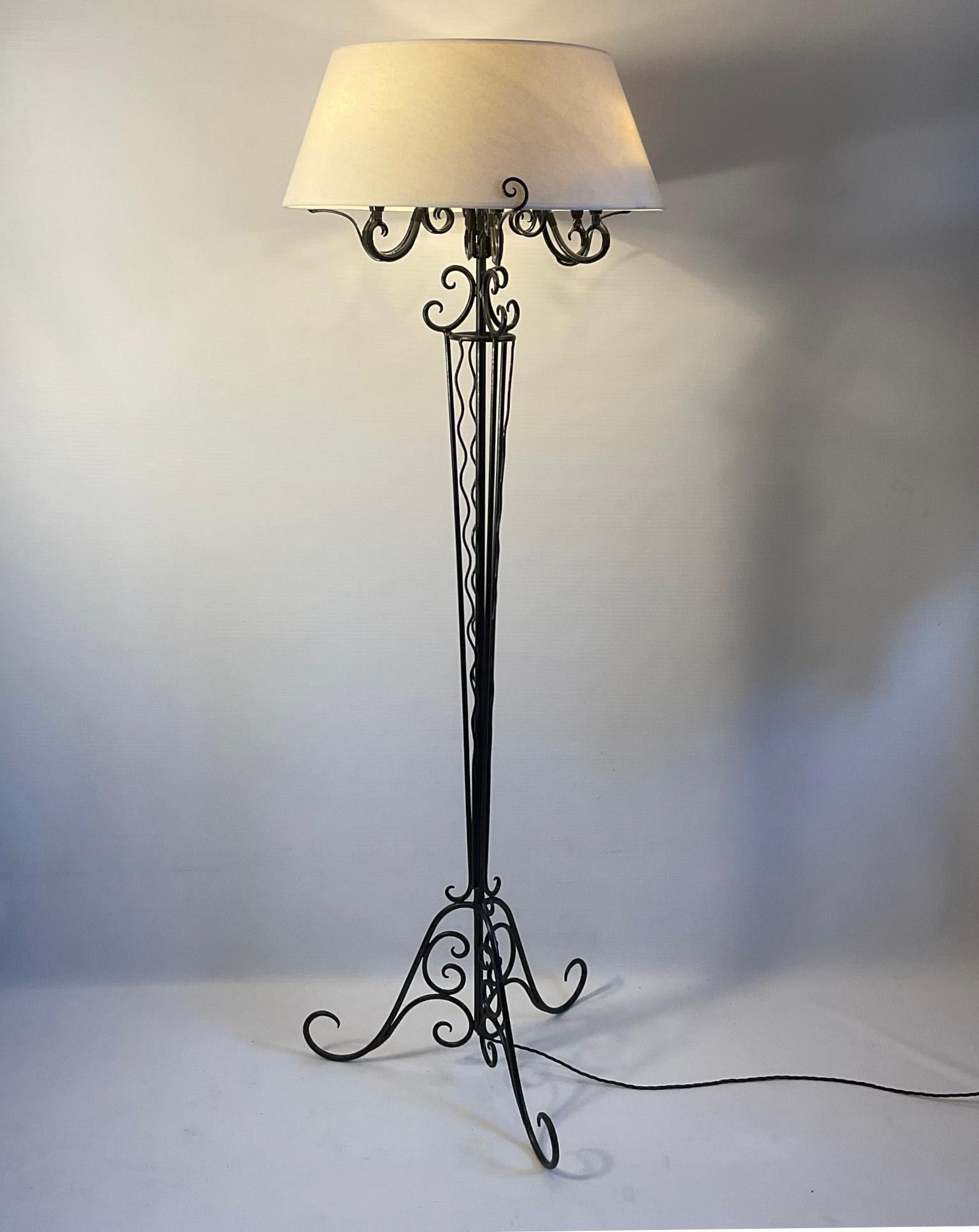 1920er Art Deco Stehlampe aus französischem Schmiedeeisen im Stil von René Prou im Angebot 7