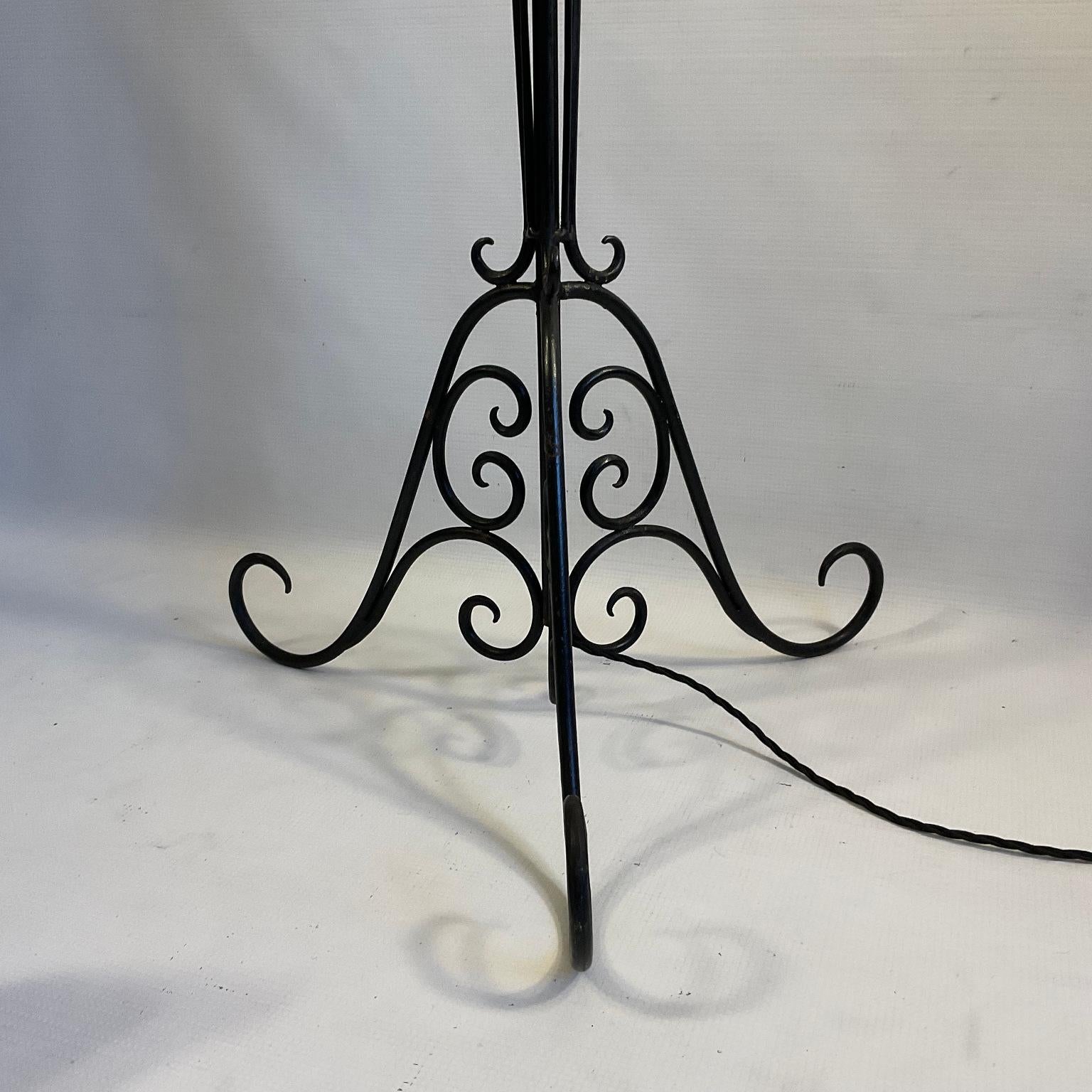 1920s Art Deco French Wrought Iron Floor Lamp in the Style of René Prou In Good Condition For Sale In London, GB