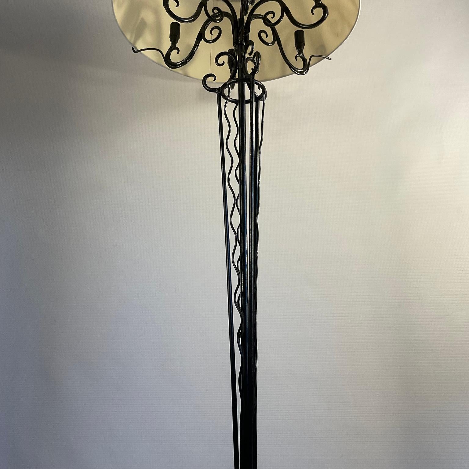 1920er Art Deco Stehlampe aus französischem Schmiedeeisen im Stil von René Prou (Metallarbeit) im Angebot