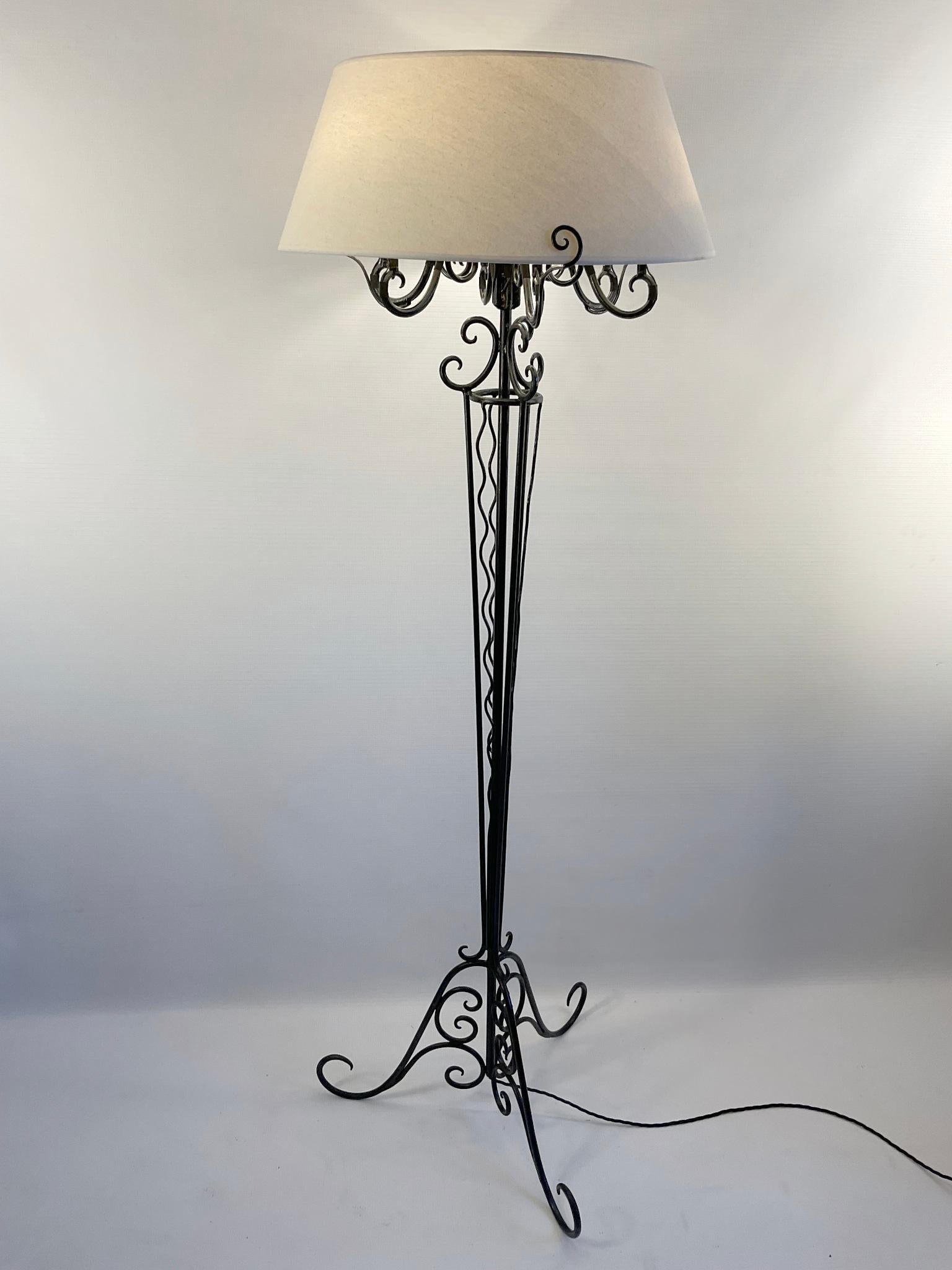 1920s Art Deco French Wrought Iron Floor Lamp in the Style of René Prou For Sale 1