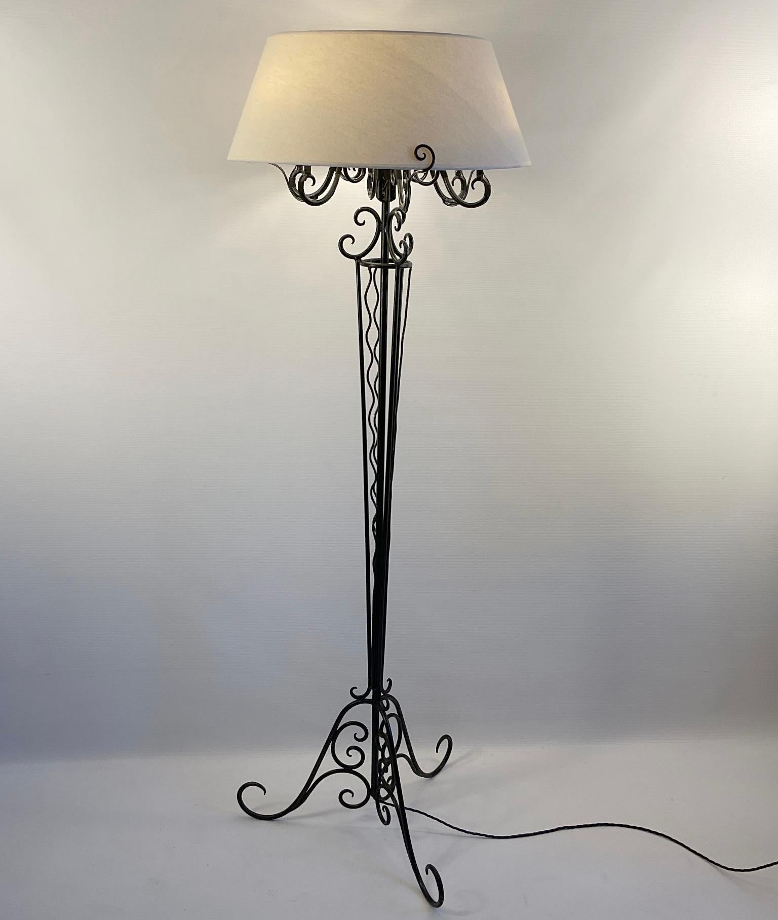 1920er Art Deco Stehlampe aus französischem Schmiedeeisen im Stil von René Prou (20. Jahrhundert) im Angebot