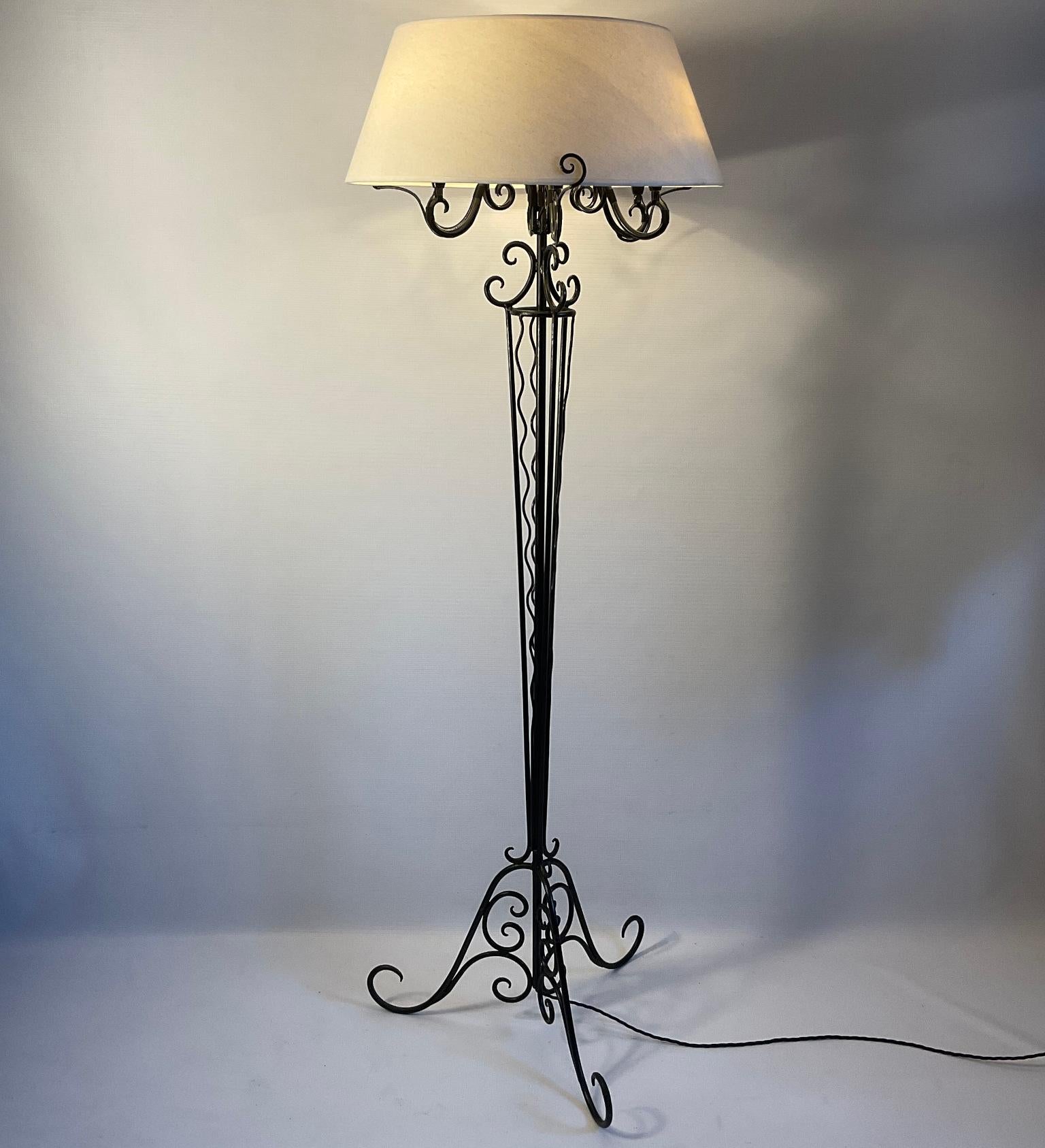 1920er Art Deco Stehlampe aus französischem Schmiedeeisen im Stil von René Prou im Angebot 2