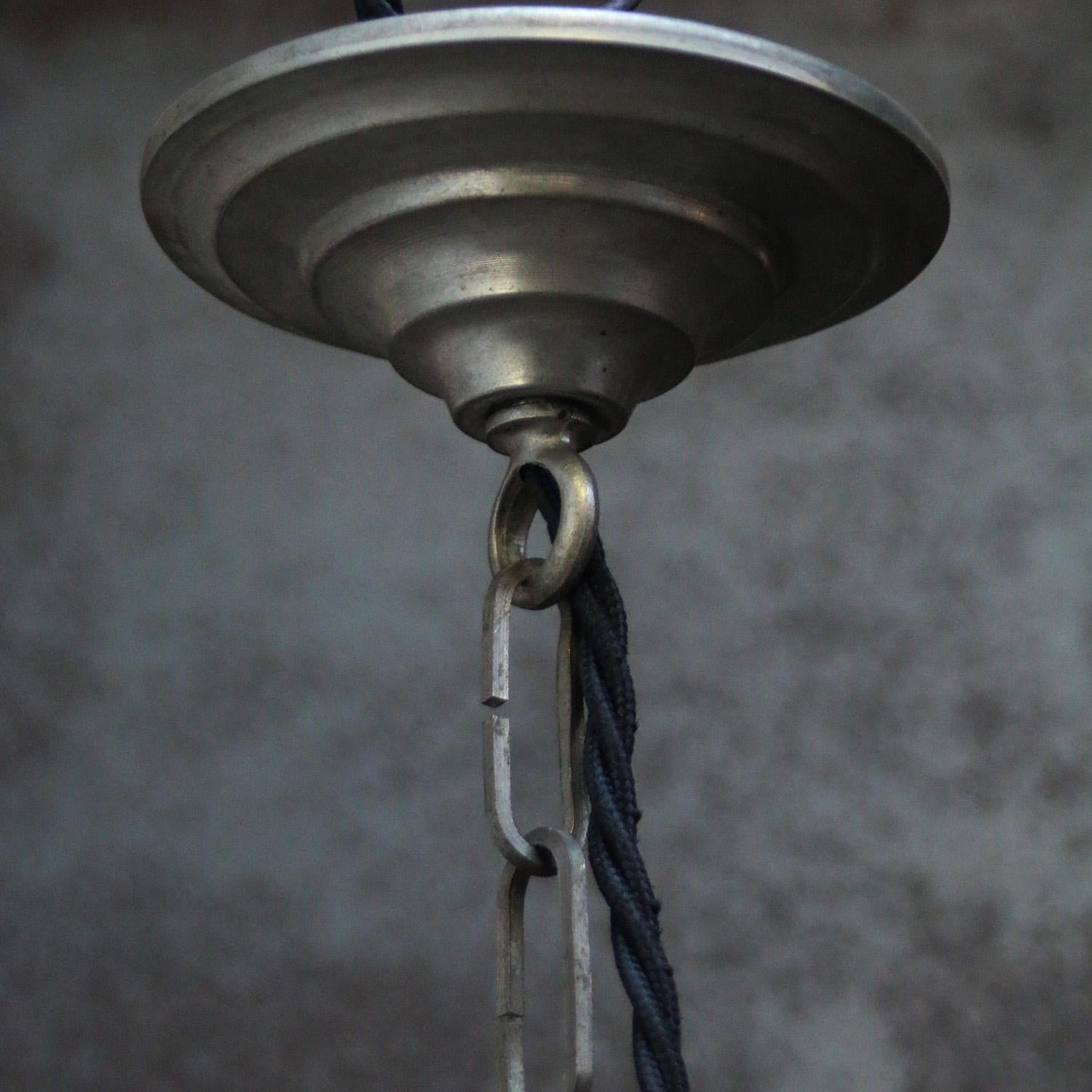 Lampe suspendue Art Déco des années 1920 en verre dépoli vert en vente 2