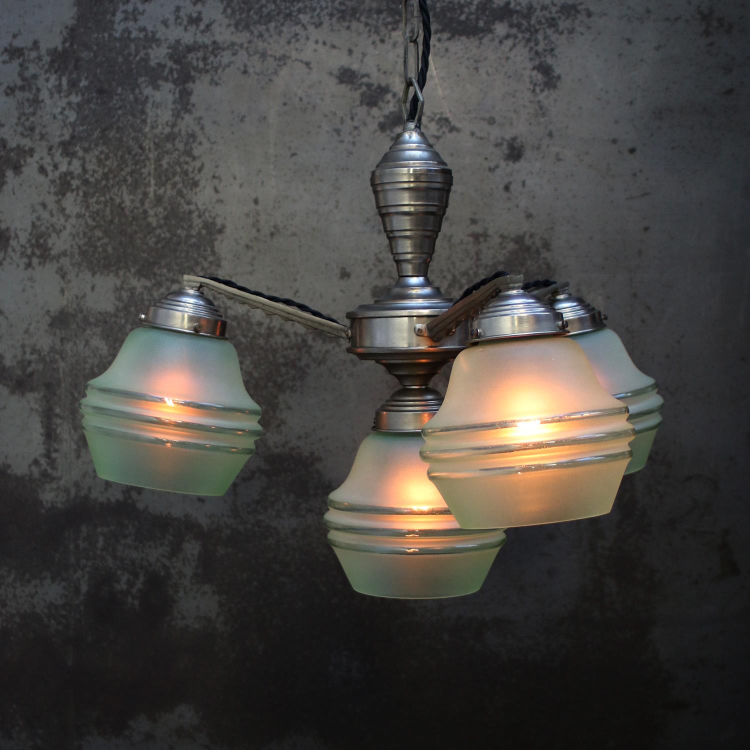 Lustre Art Déco en verre vert, vers 1920
Pendentif en nickel argenté avec 4 verres semi givrés de couleur verte

diamètre de la plaque de plafond 104 mm

Poids : 4,00 kg / 8,8 lb

Le prix est fixé par article individuel. Toutes les lampes ont été
