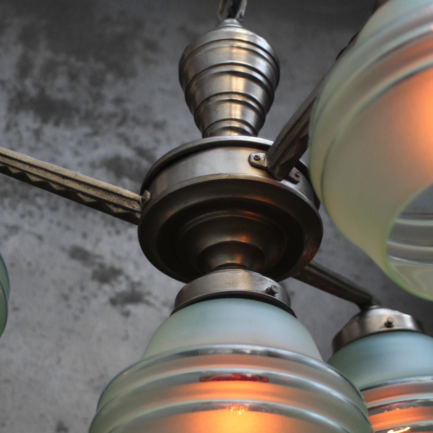 Dépoli Lampe suspendue Art Déco des années 1920 en verre dépoli vert en vente