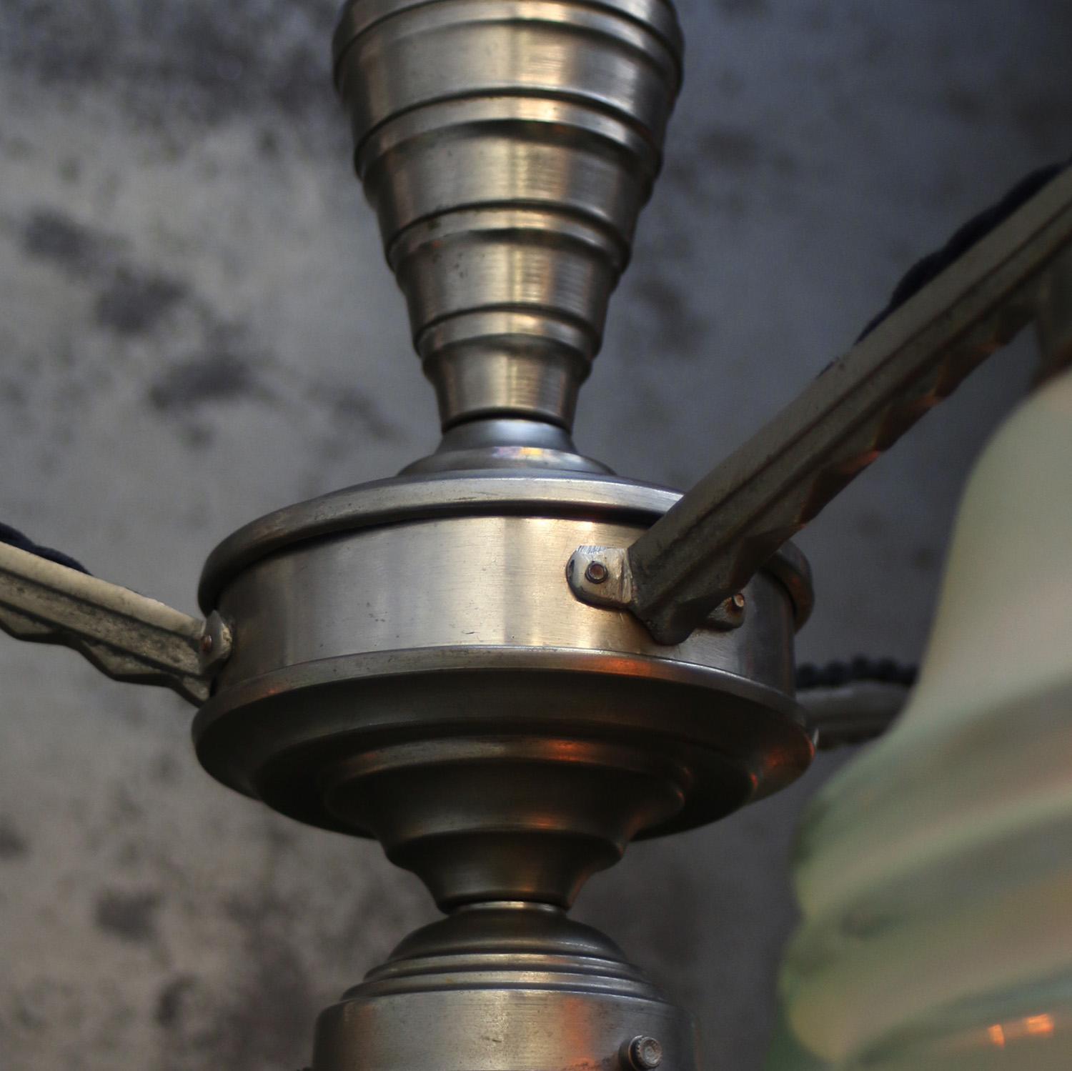 Lampe suspendue Art Déco des années 1920 en verre dépoli vert Bon état - En vente à Amsterdam, NL