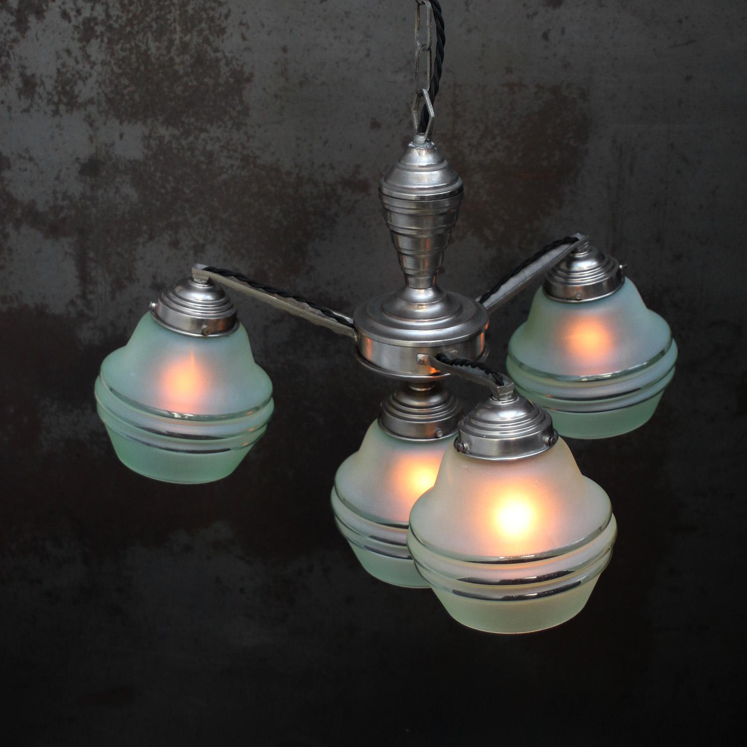 Début du 20ème siècle Lampe suspendue Art Déco des années 1920 en verre dépoli vert en vente