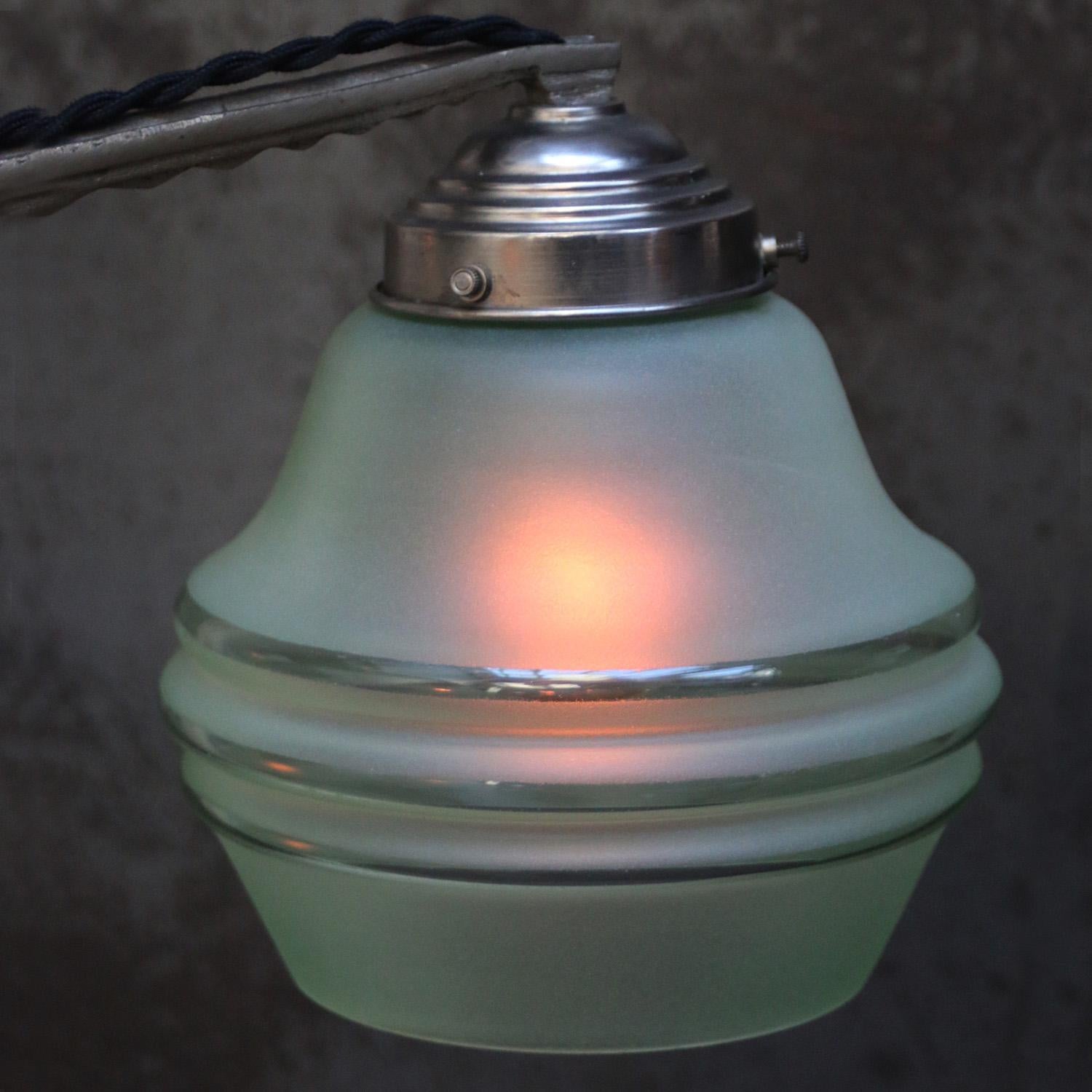 Lampe suspendue Art Déco des années 1920 en verre dépoli vert en vente 1