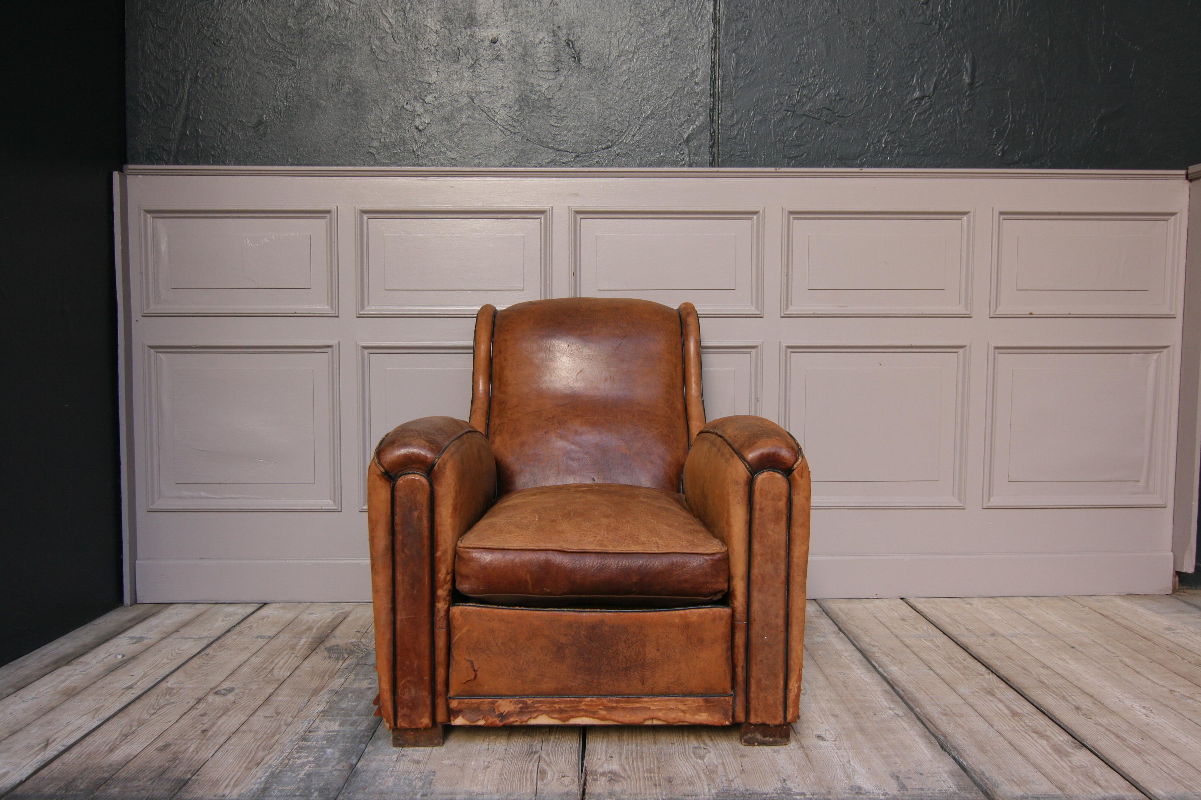 Super comfortable leather armchair from the 1920s.
Nice used original vintage look (please see pictures).

Dimensions:
90 cm high / 35.43 inch high,
80 cm wide / 31.5 inch wide,
100 cm deep / 39.37 inch deep;
Seat height 40 cm / 15.75 inch.