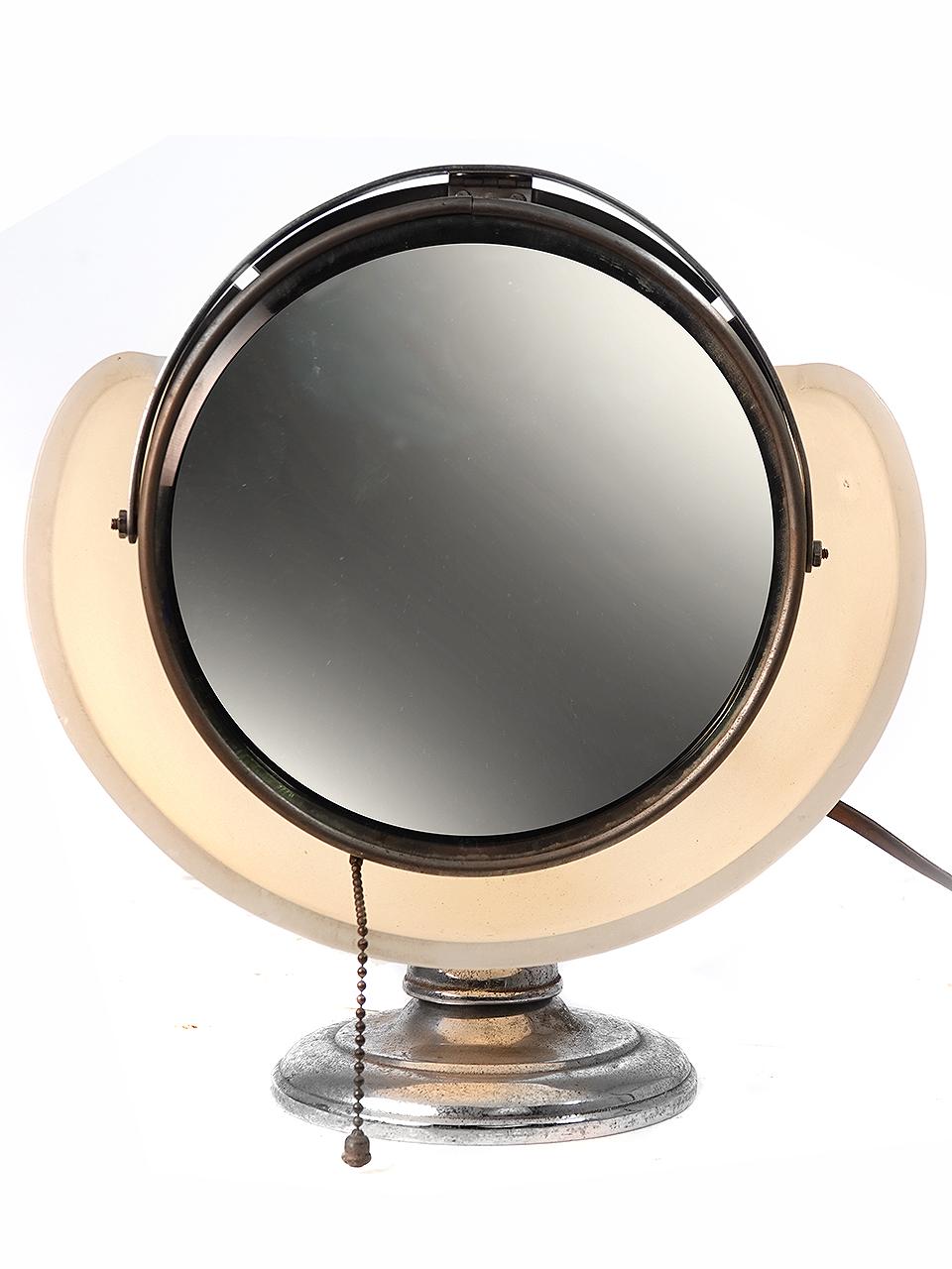 Dies ist eine seltene Lapeer Make-up Spiegel Lampe. Manchmal wird sie auch als Wolkenlampe bezeichnet. Der runde Gelenkspiegel sitzt auf einem Reflektor einer Milchglaslampe. Er gibt ein perfektes, schattenloses und gleichmäßiges Licht ab. Es ist
