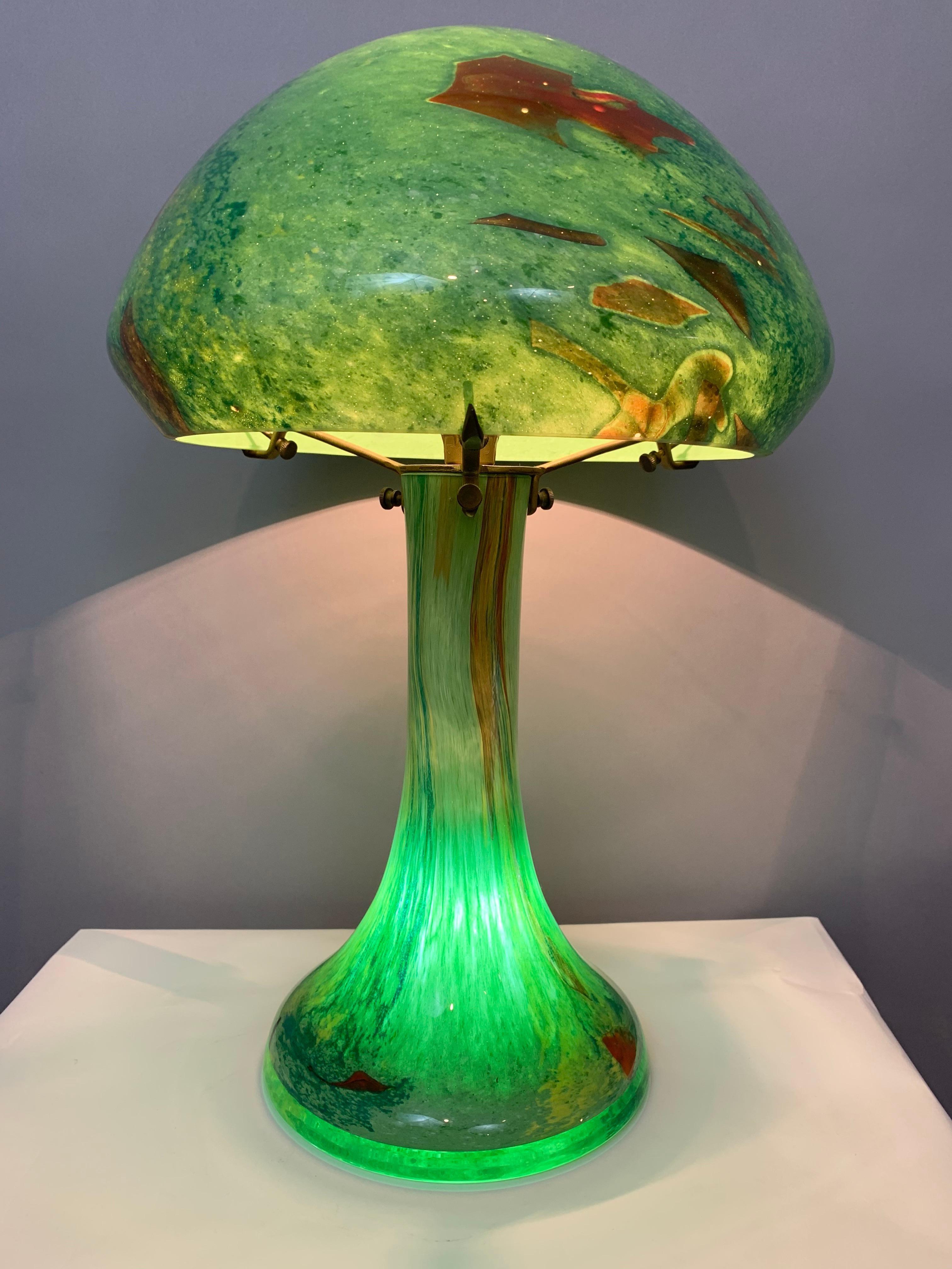 A stunning Art Deco Murano glass domed or mushroom shaped table lamp in the style of Le Verre Francais. The dome features a number of different abstract shaped fish swimming around which gives the illusion of an aquarium. The dome as well as the