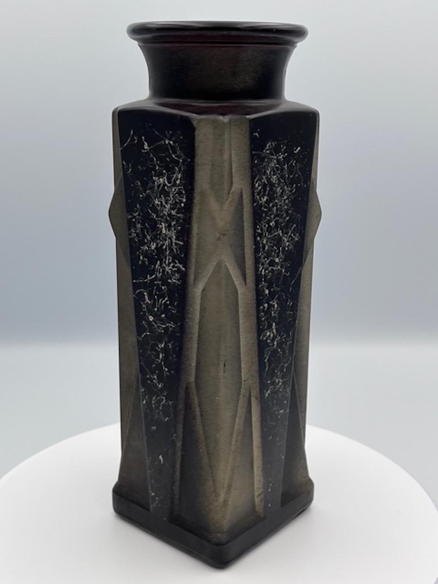 Questo sorprendente flacone di cristalli da bagno Art Deco del 1920 è un capolavoro di eleganza geometrica, che incarna l'audace estetica architettonica dell'epoca. Il corpo in vetro è impreziosito da un sorprendente design dipinto in nero e oro,