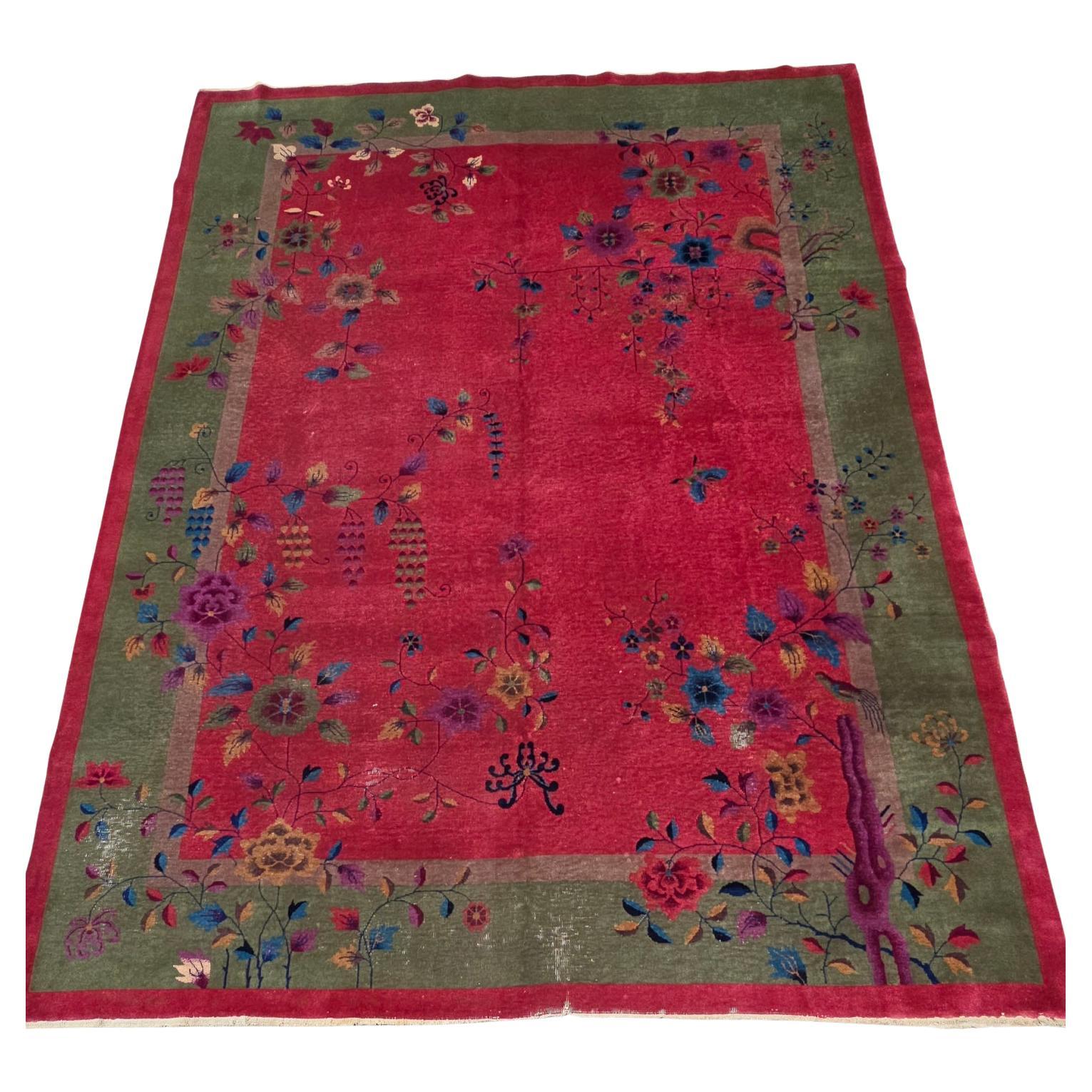 Las alfombras más reconocibles de las décadas de 1920 y 1930 son las alfombras chinas fabricadas por Walter Nichols. Estas Nichols Rugs, como llegaron a conocerse, se fabricaron principalmente durante el movimiento Art Déco de principios del siglo