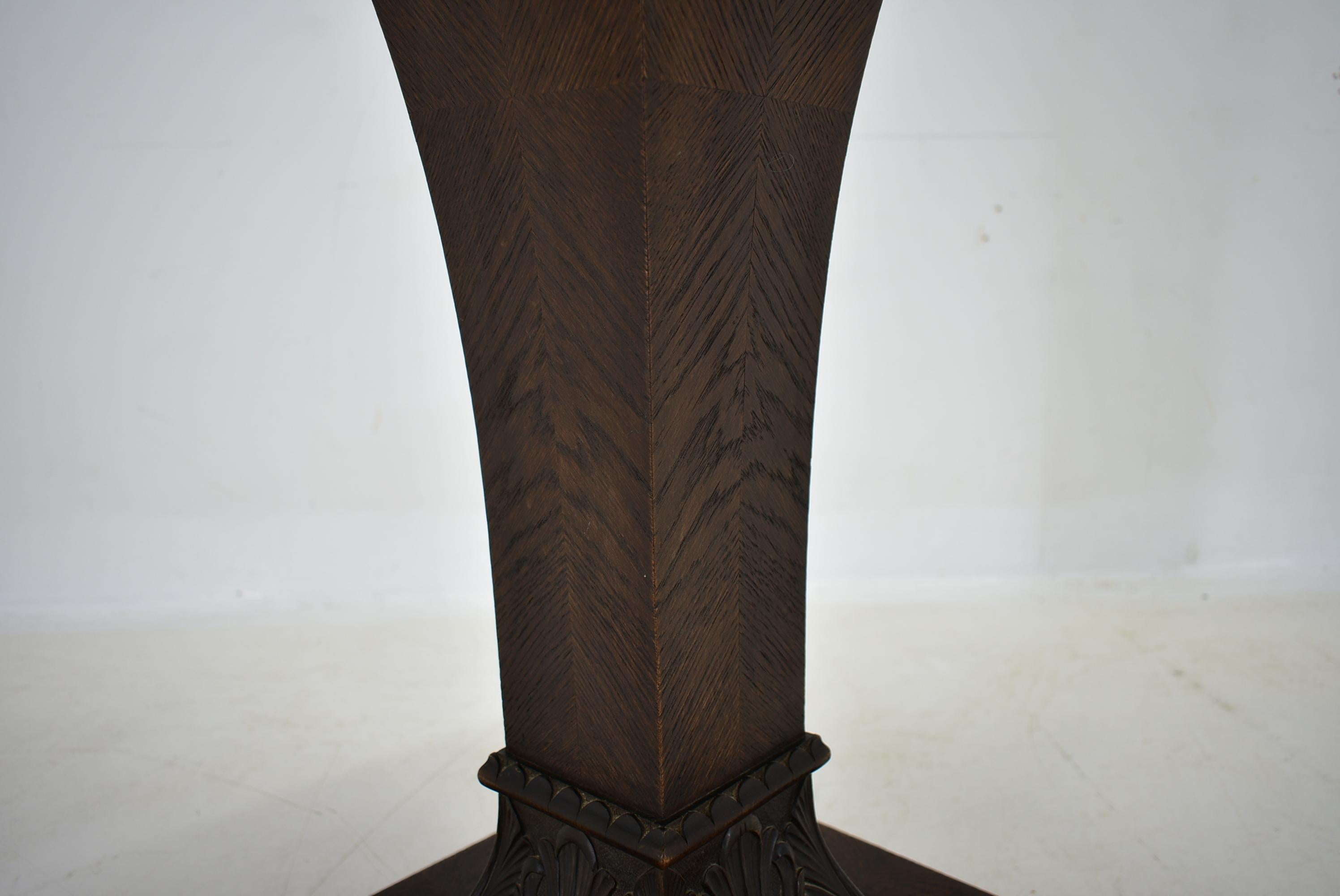 Table basse d'appoint Art Déco 1920 et nappe en vente 5