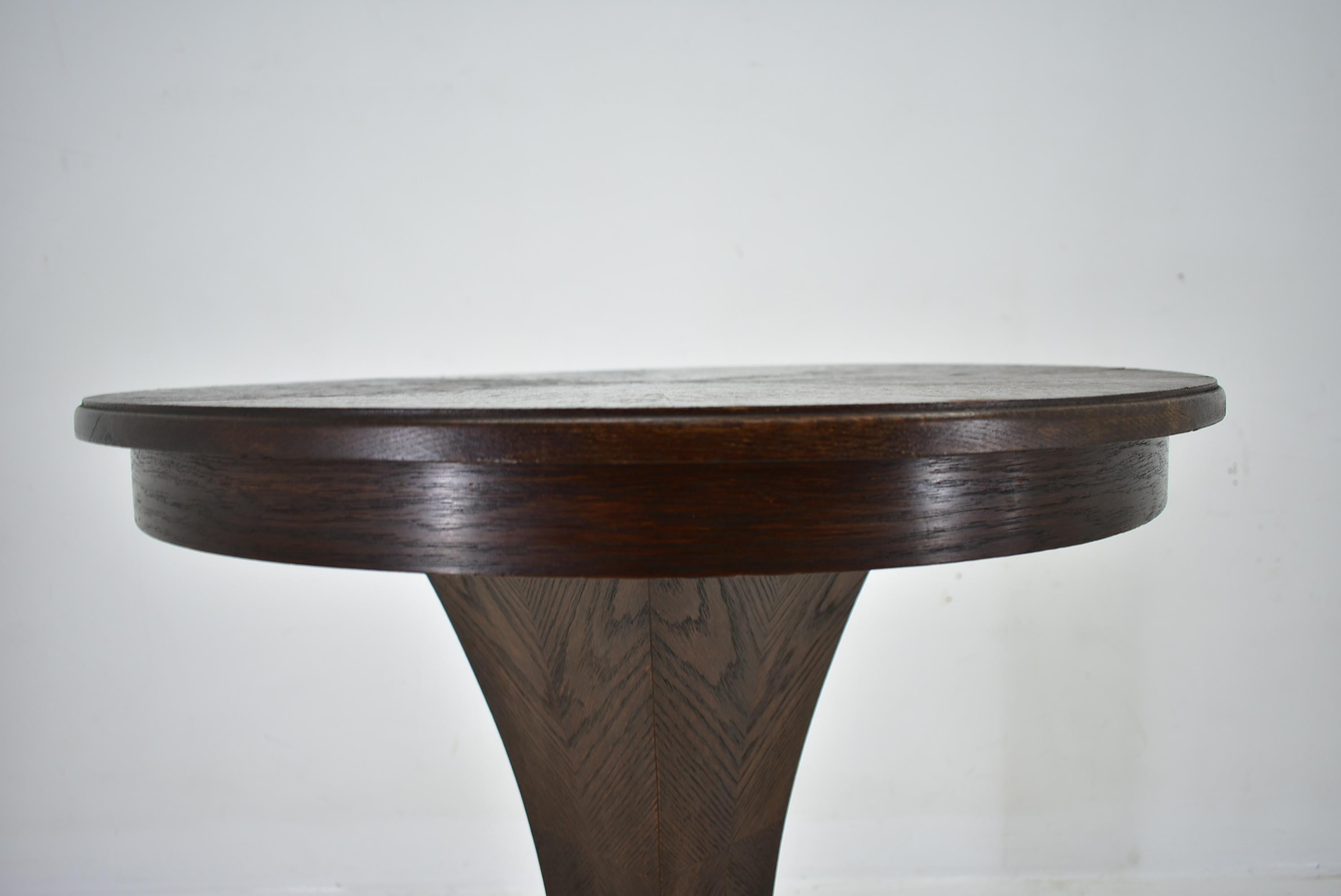 Table basse d'appoint Art Déco 1920 et nappe en vente 6