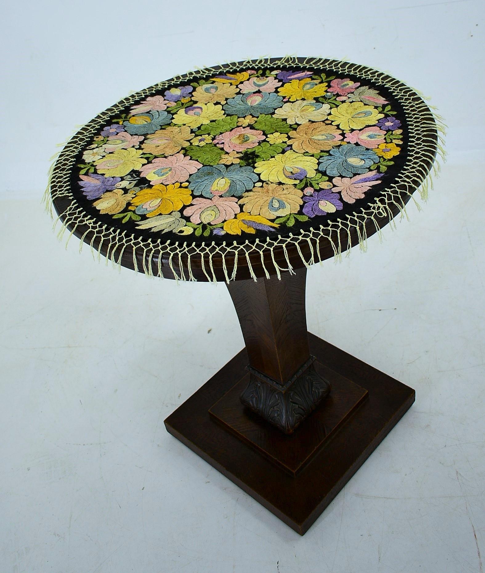 Table basse d'appoint Art Déco 1920 et nappe en vente 9