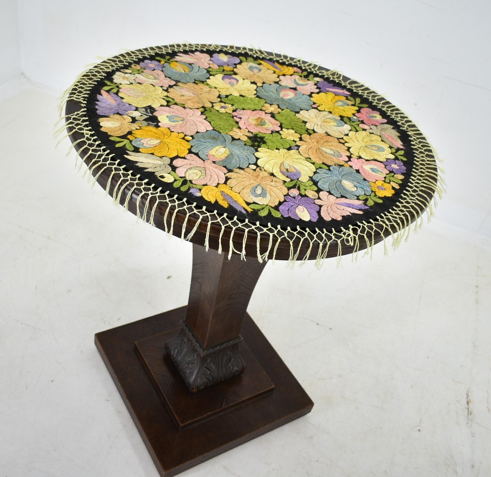 Table basse d'appoint Art Déco 1920 et nappe en vente 11