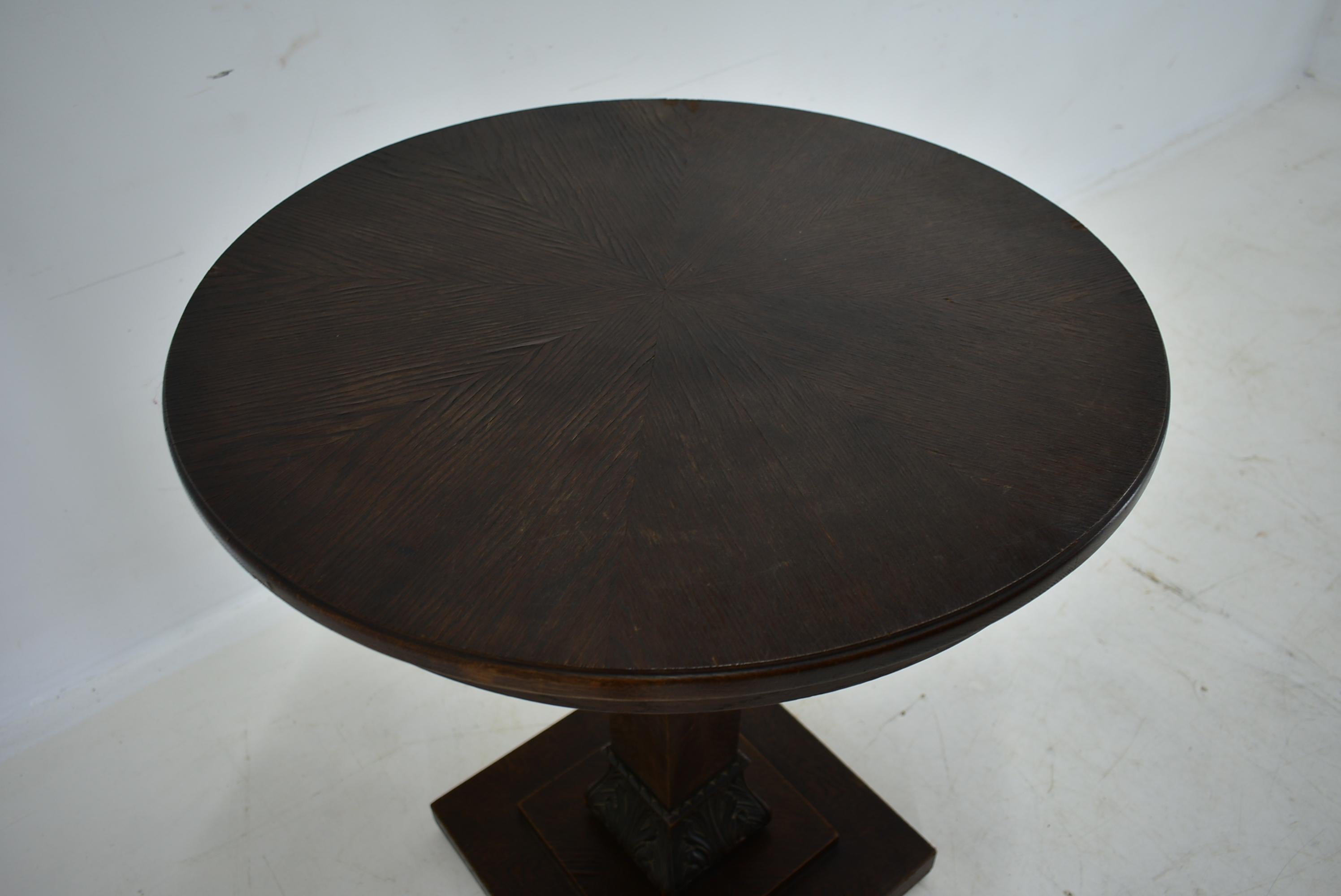Table basse d'appoint Art Déco 1920 et nappe en vente 12