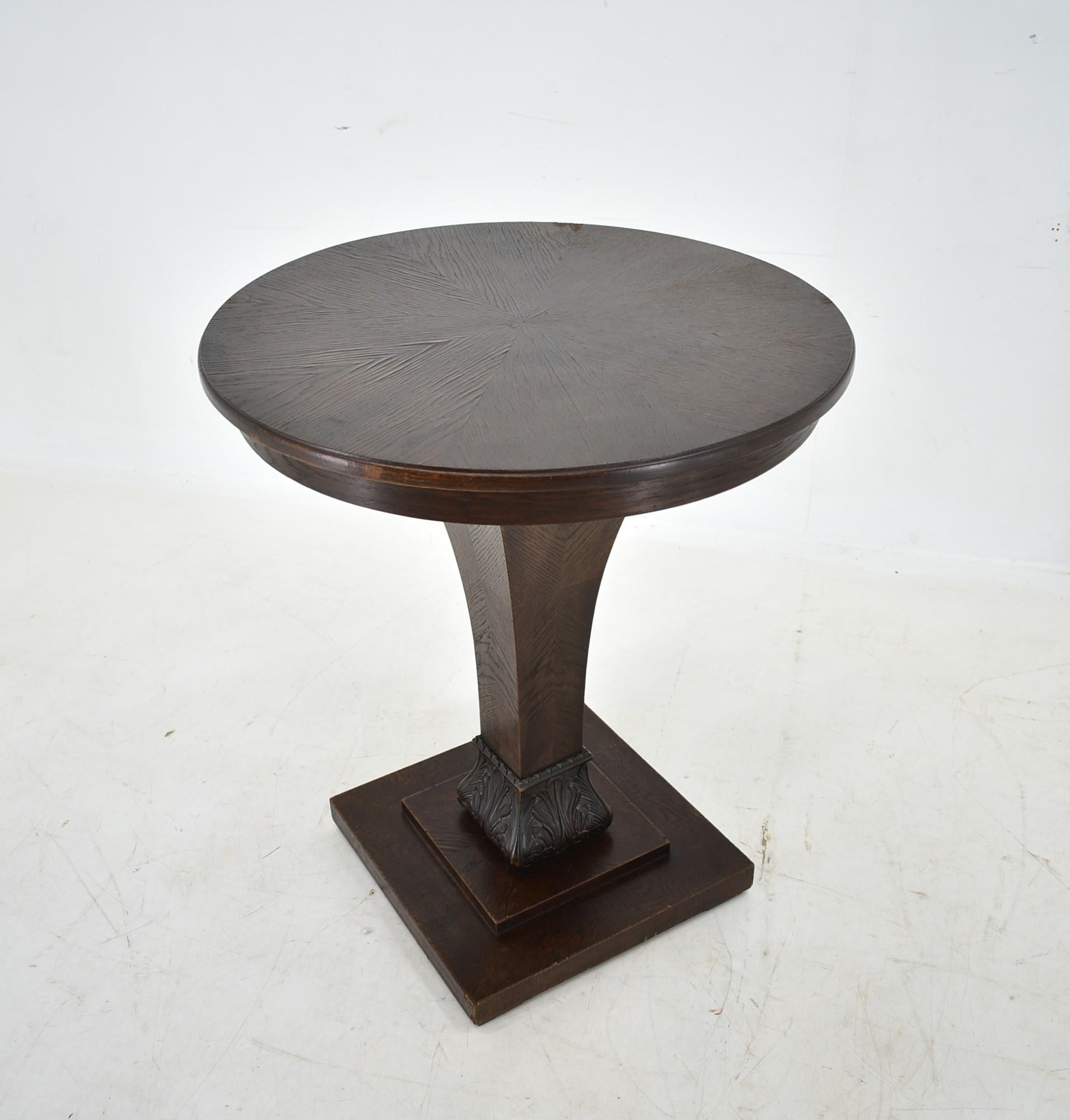 Tchèque Table basse d'appoint Art Déco 1920 et nappe en vente