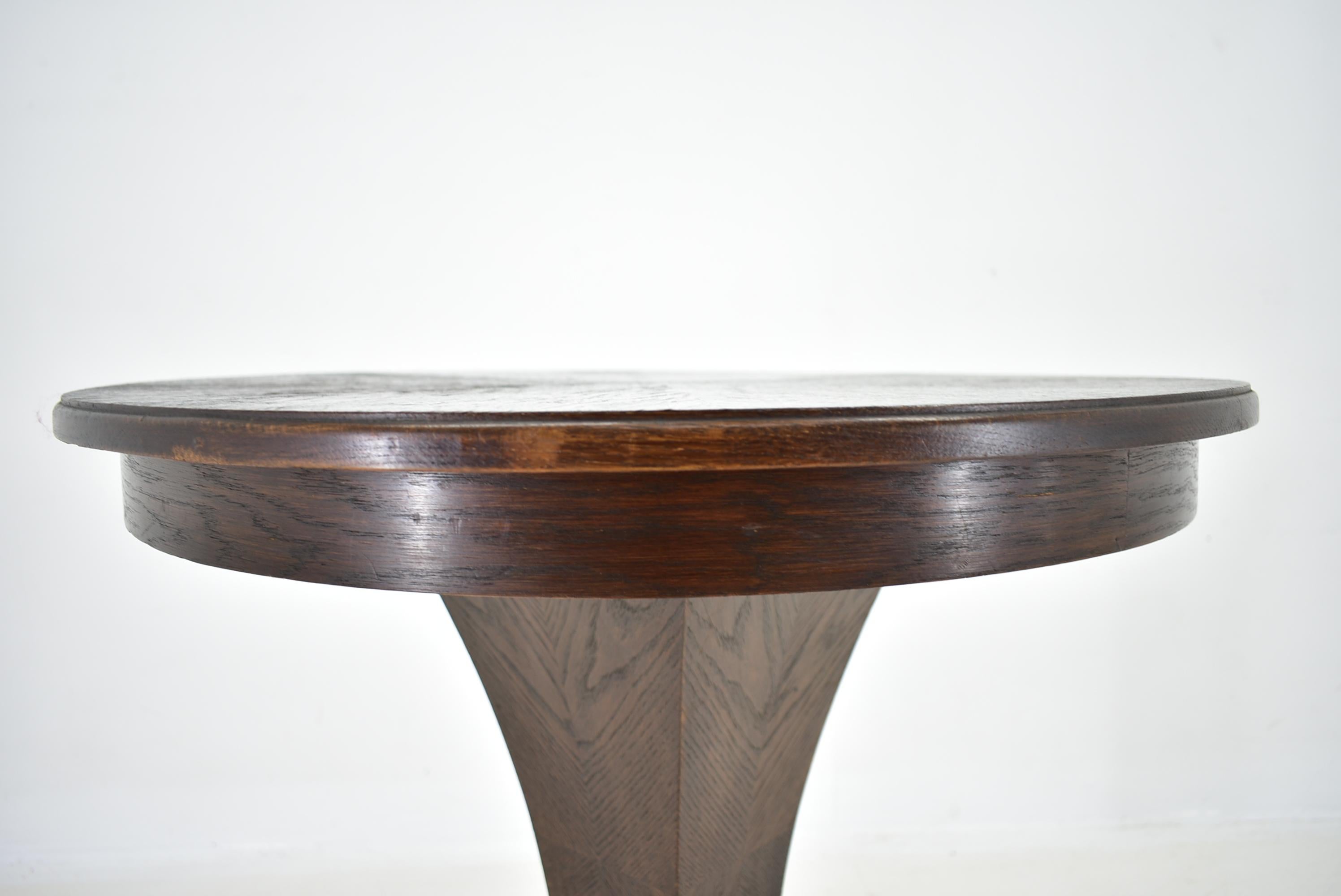 Table basse d'appoint Art Déco 1920 et nappe Bon état - En vente à Praha, CZ