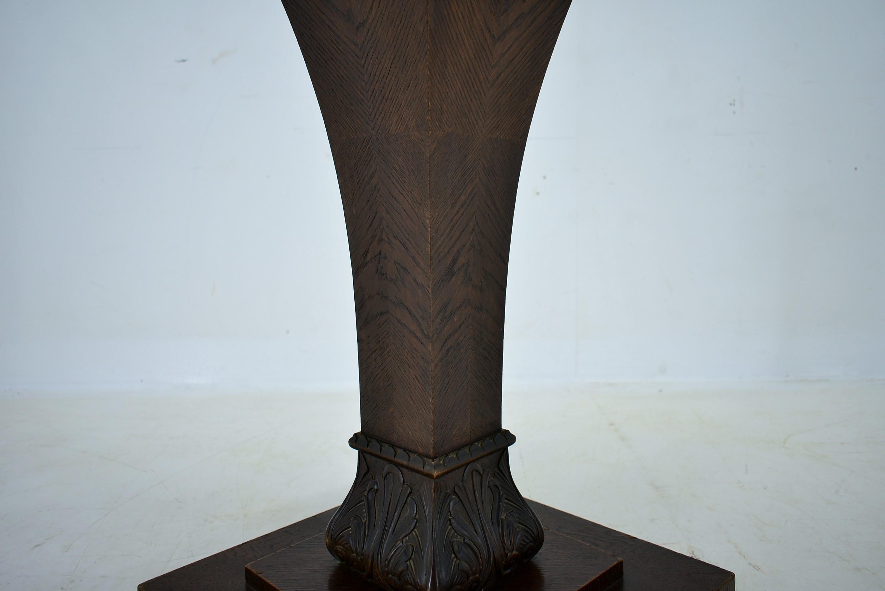 Bois Table basse d'appoint Art Déco 1920 et nappe en vente