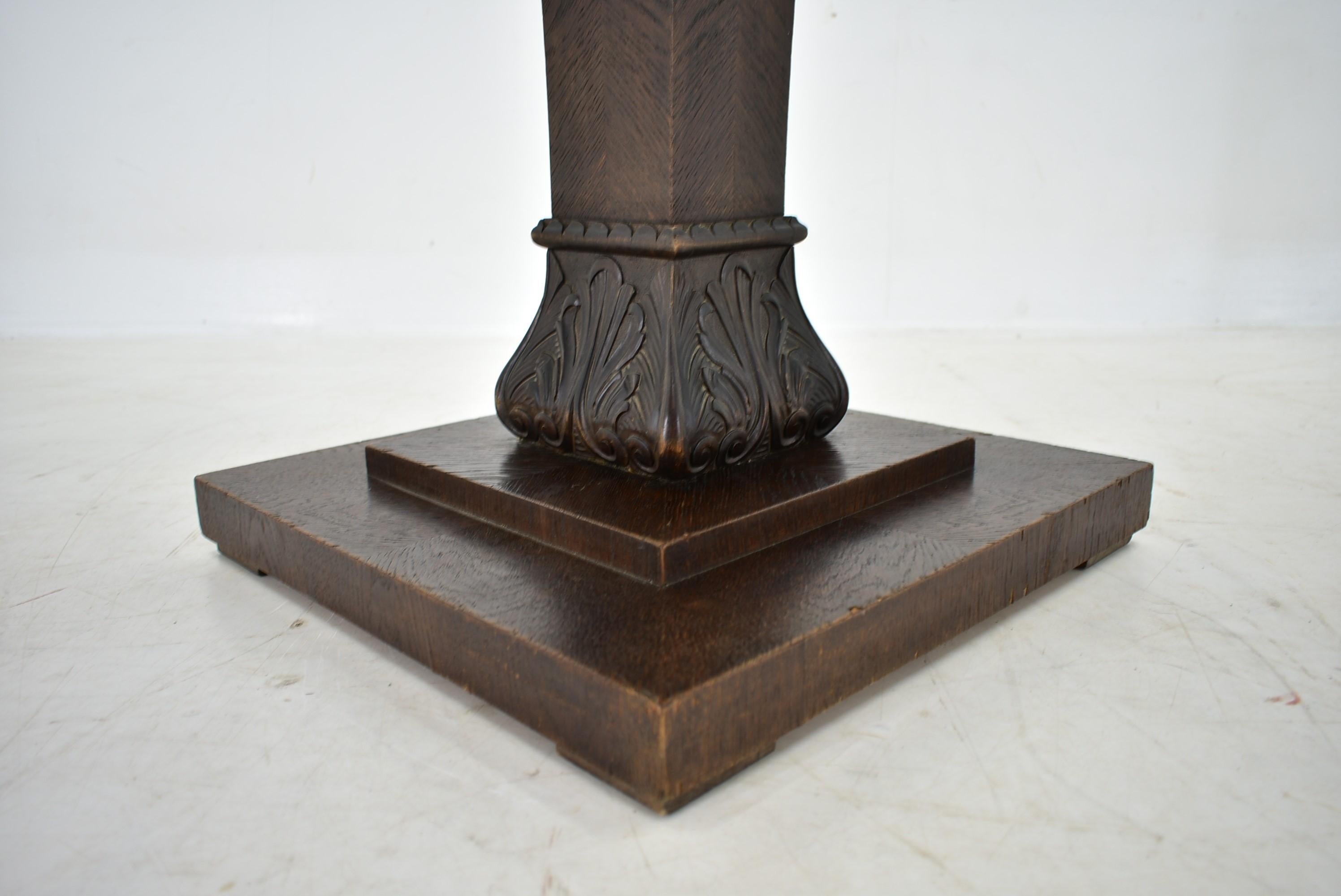 Table basse d'appoint Art Déco 1920 et nappe en vente 1