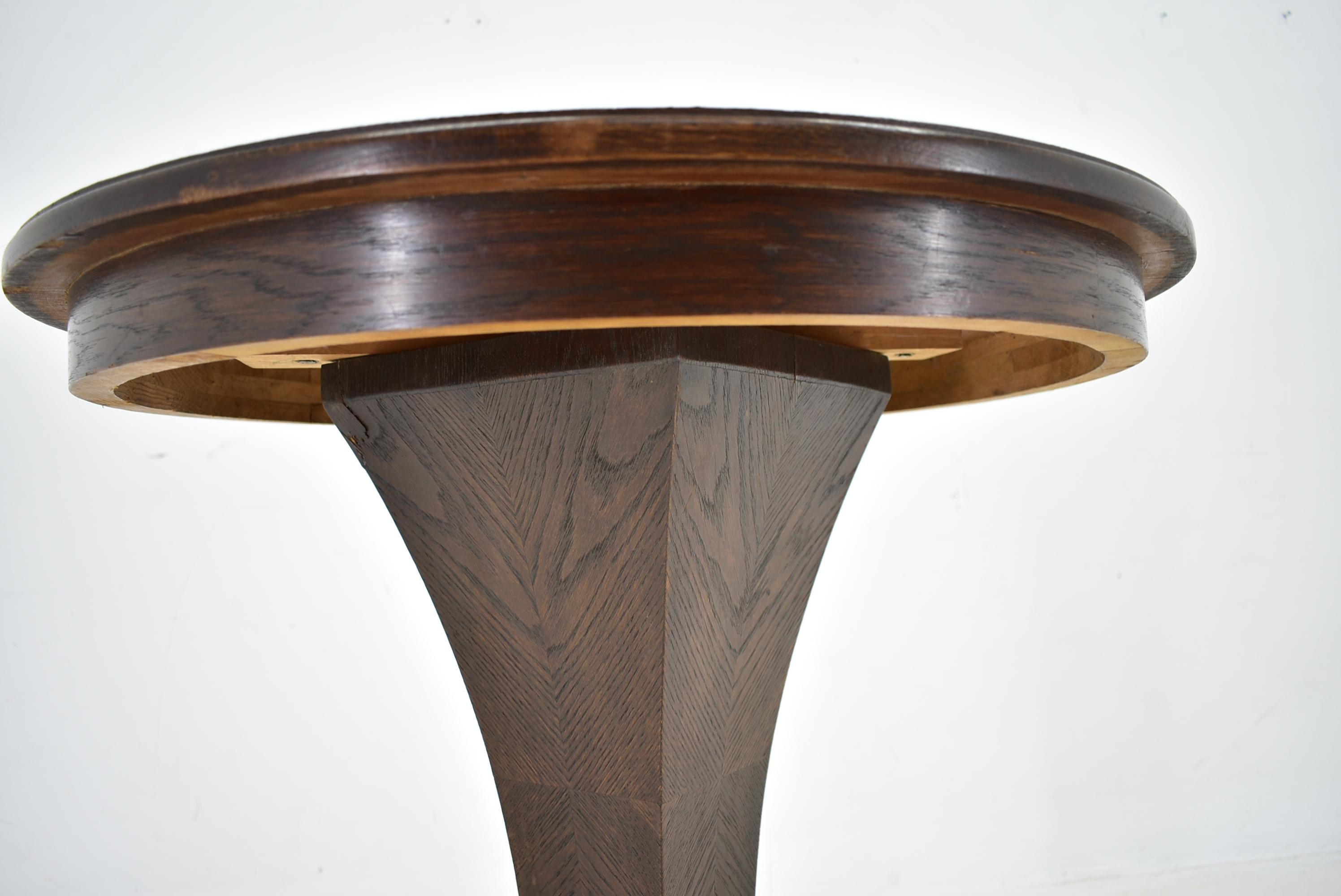 Table basse d'appoint Art Déco 1920 et nappe en vente 2