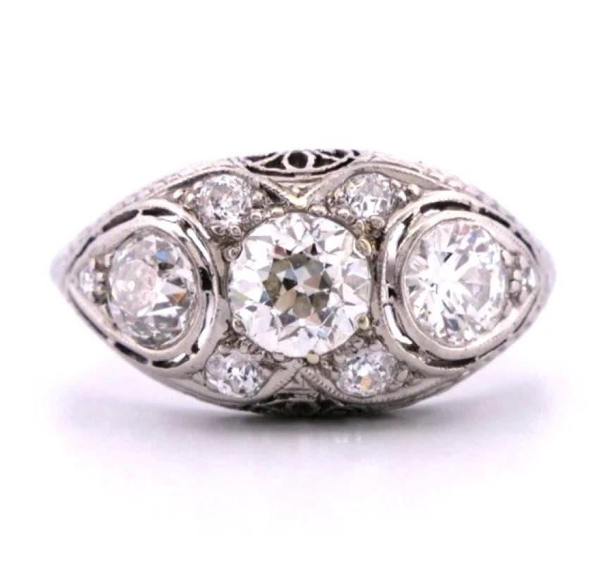 Dies ist ein atemberaubender originaler Kuppelring aus der Zeit des Art déco, handgefertigt aus massivem Platin und besetzt mit Diamanten im alten europäischen Schliff in einem klassischen Design der 1920er Jahre. Der Ring besteht aus einem