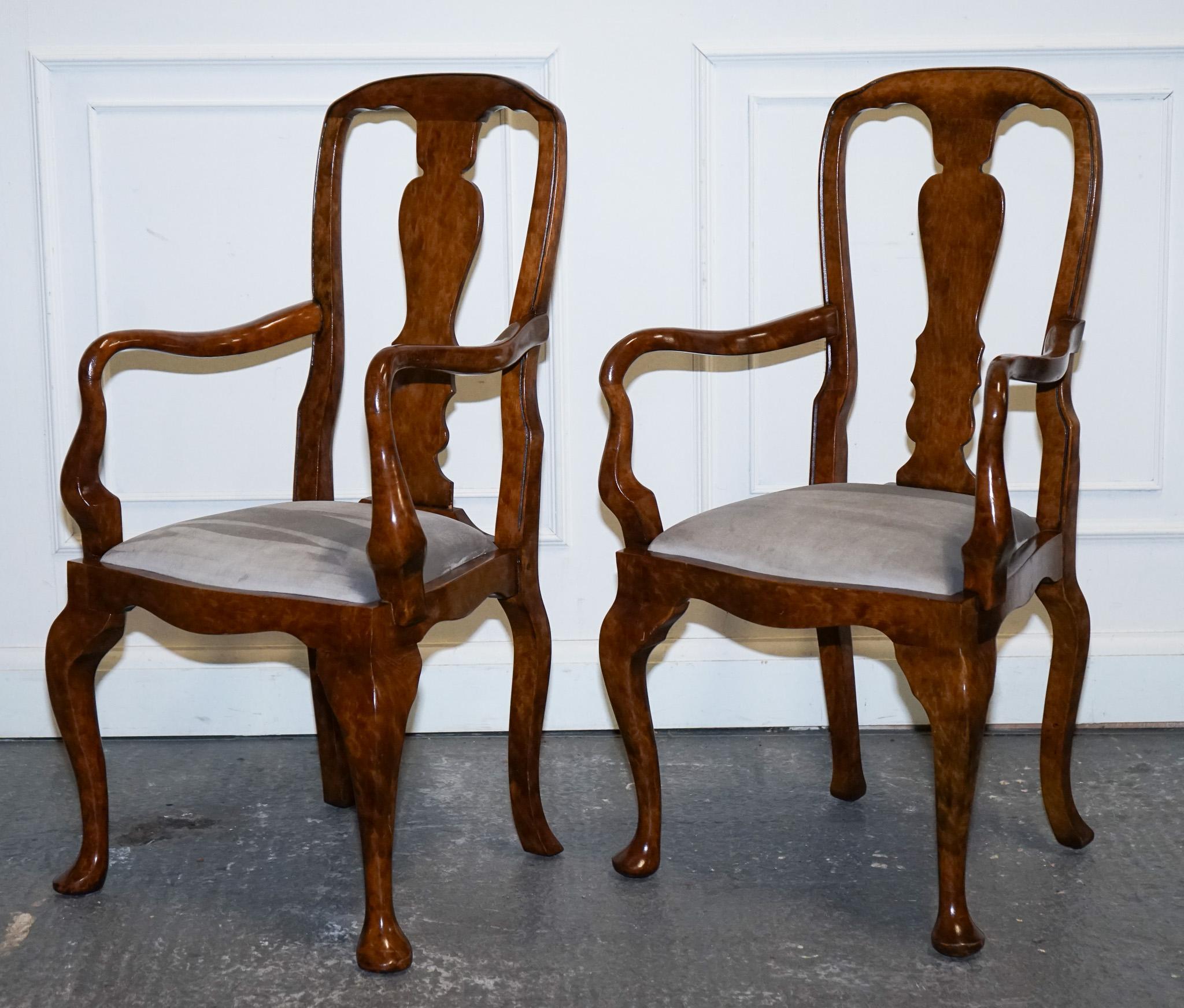 
Siamo lieti di offrire in vendita questa squisita coppia di poltrone a gomito Art Deco degli anni Venti.

Esse mostrano l'eleganza e il fascino distintivo dello stile Queen Anne, splendidamente interpretato attraverso la lente del movimento Art